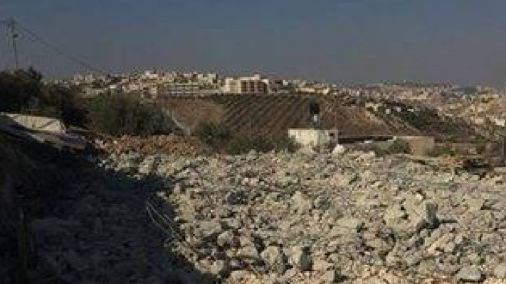 جرافات الاحتلال تهدم أساسات مسجد