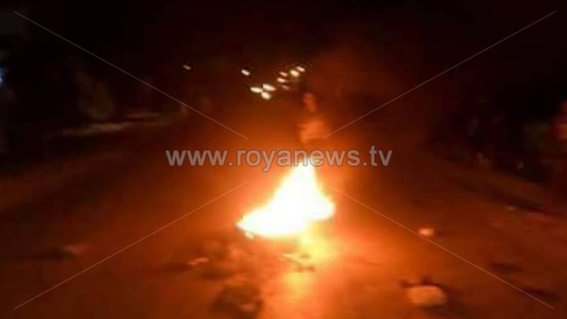 جانب من اغلاق الطريق بالاطارات المشتعلة