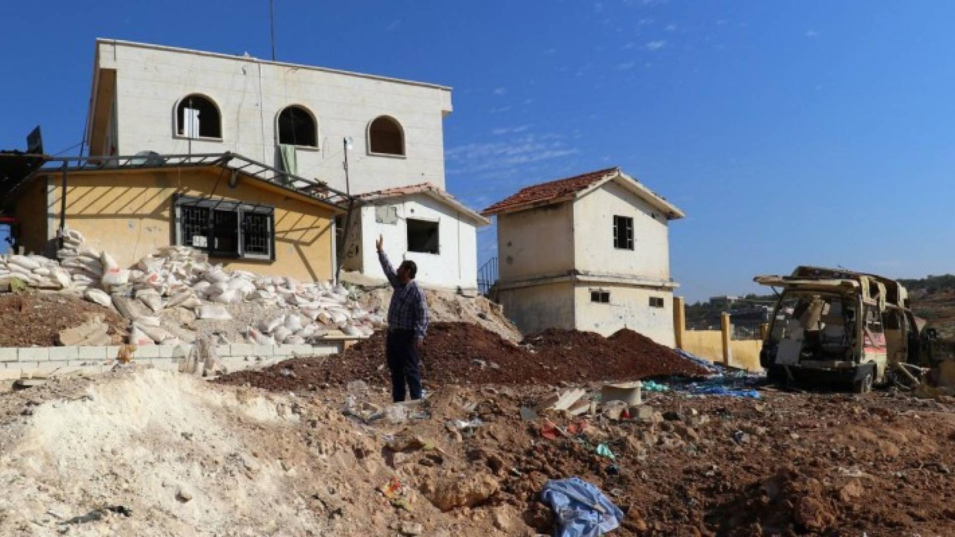 يشير إلى موقع مستشفى بعد ضربة جوية في بلدة الأتارب في ريف حلب الثلاثاء.