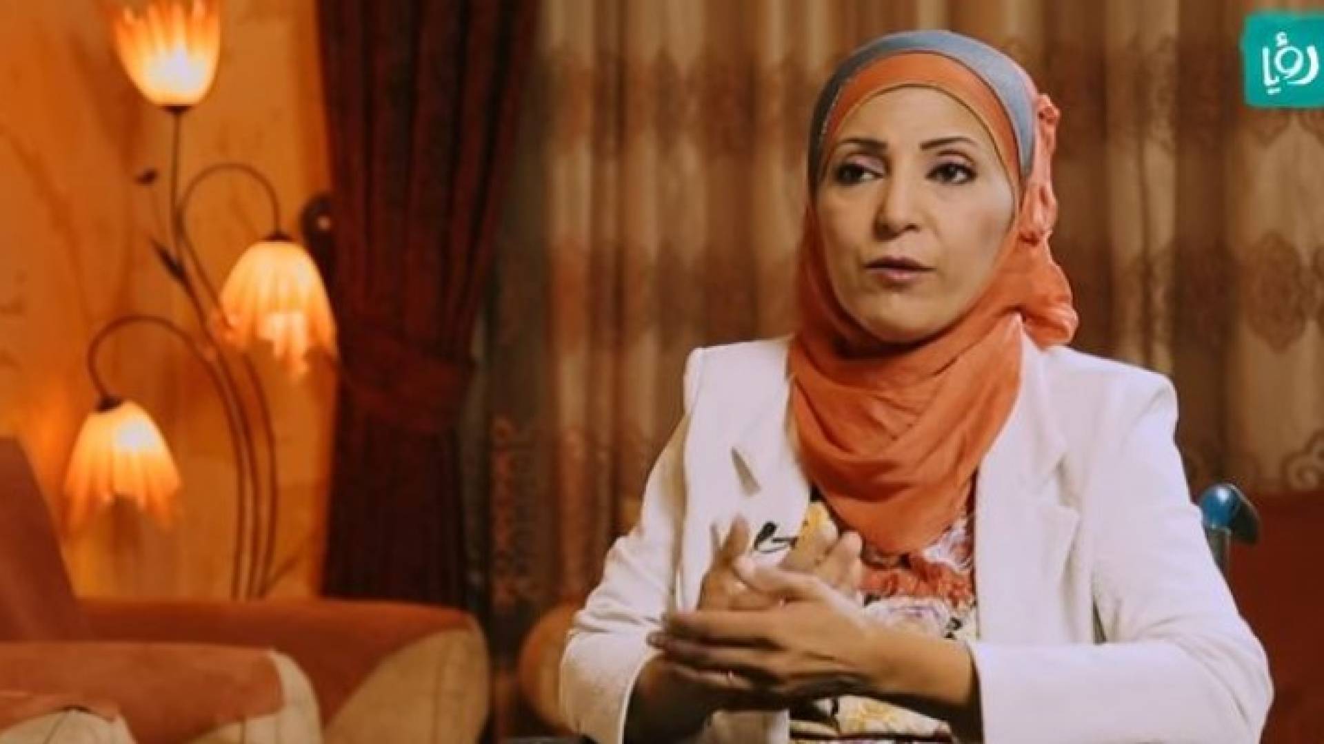 إيناس أبورمان تتحدى الإعاقة بالرسم