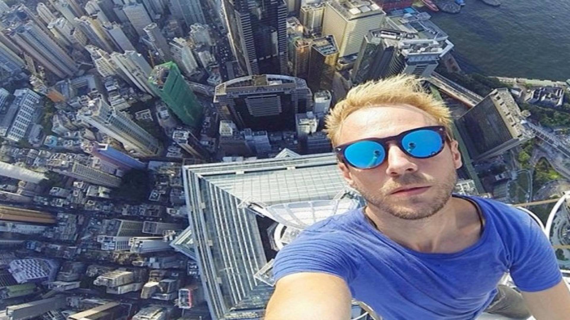 شخص يلتقط صورة " السيلفي "