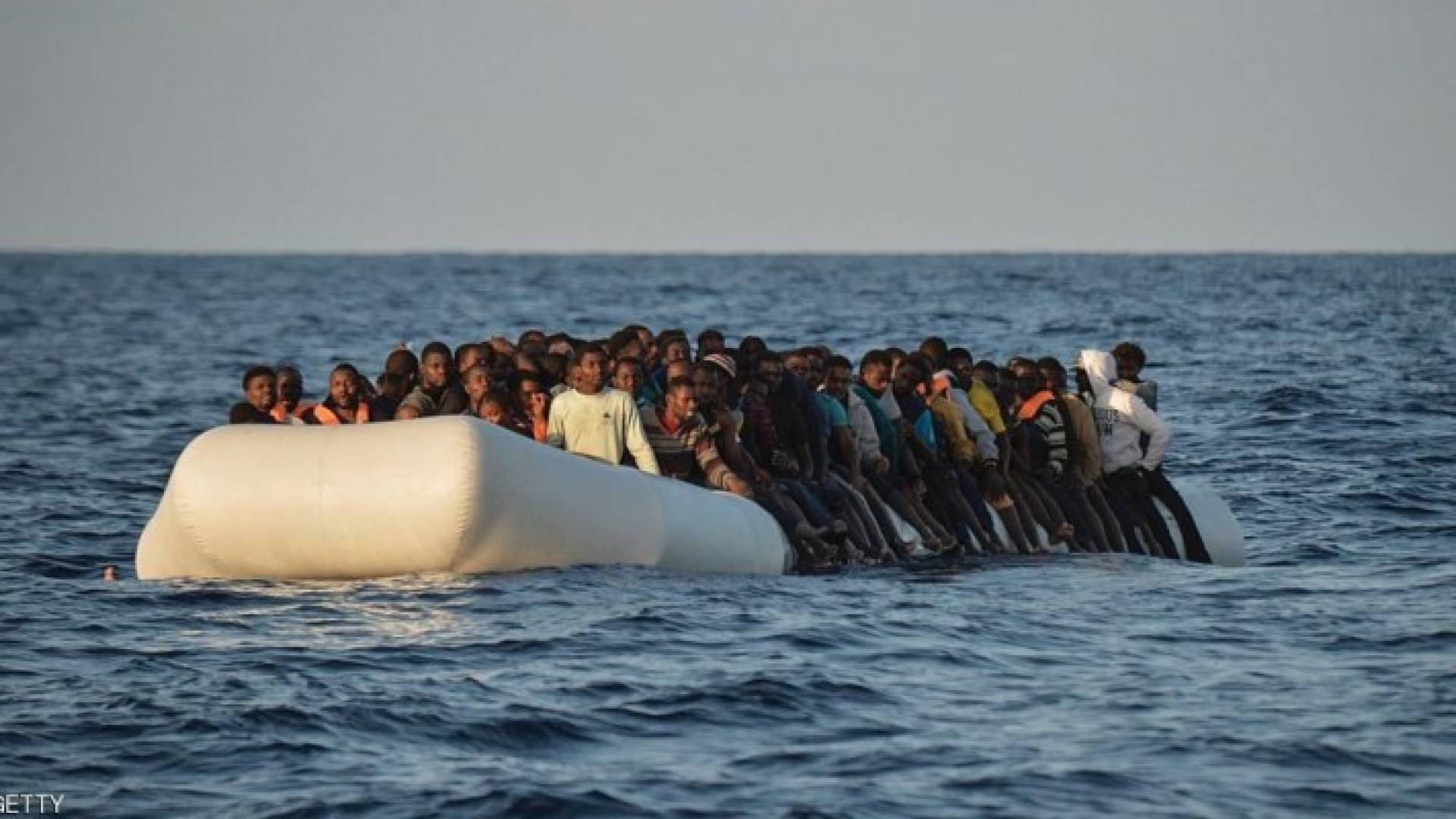 لاجئين في مركب بالبحر الأبيض المتوسط - أرشيفية