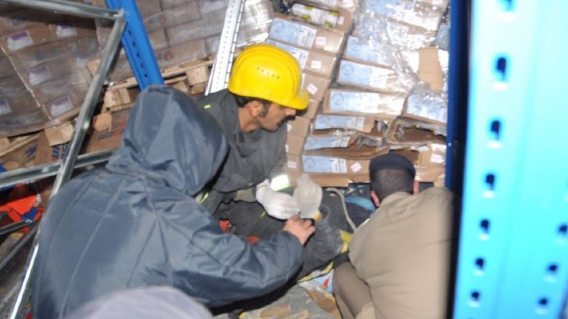 مقيم آسيوي احتجز أسفل أرفف وكراتين مواد غذائية