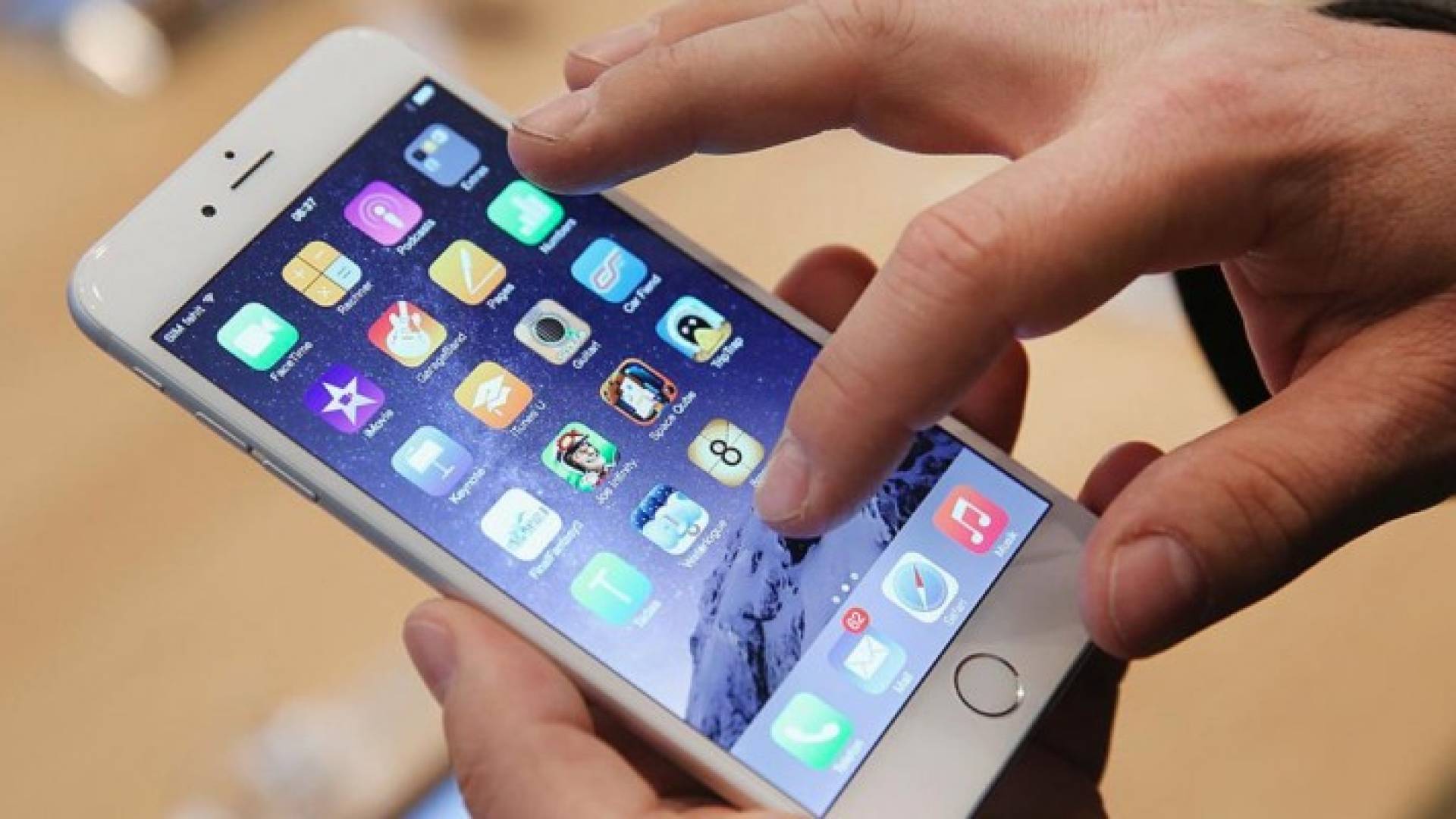 "سيري" هو بمثابة مساعد شخصي ذكي ومتصفح معرفي يعمل على نظام تشغيل iOS