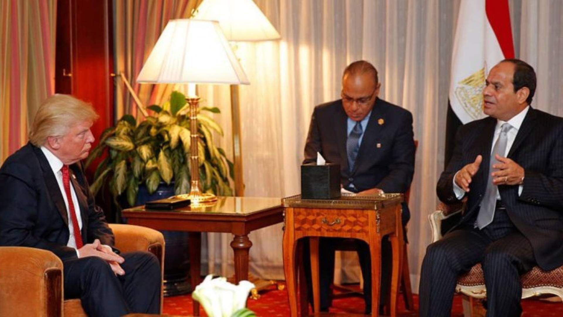 السيسي ملتقيا بالرئيس المنتخب دونالد ترامب في نيويورك في سبتمبر الماضي