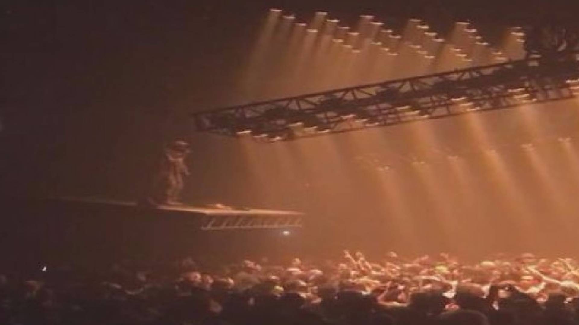 زوج كيم كاردشيان على المسرح 