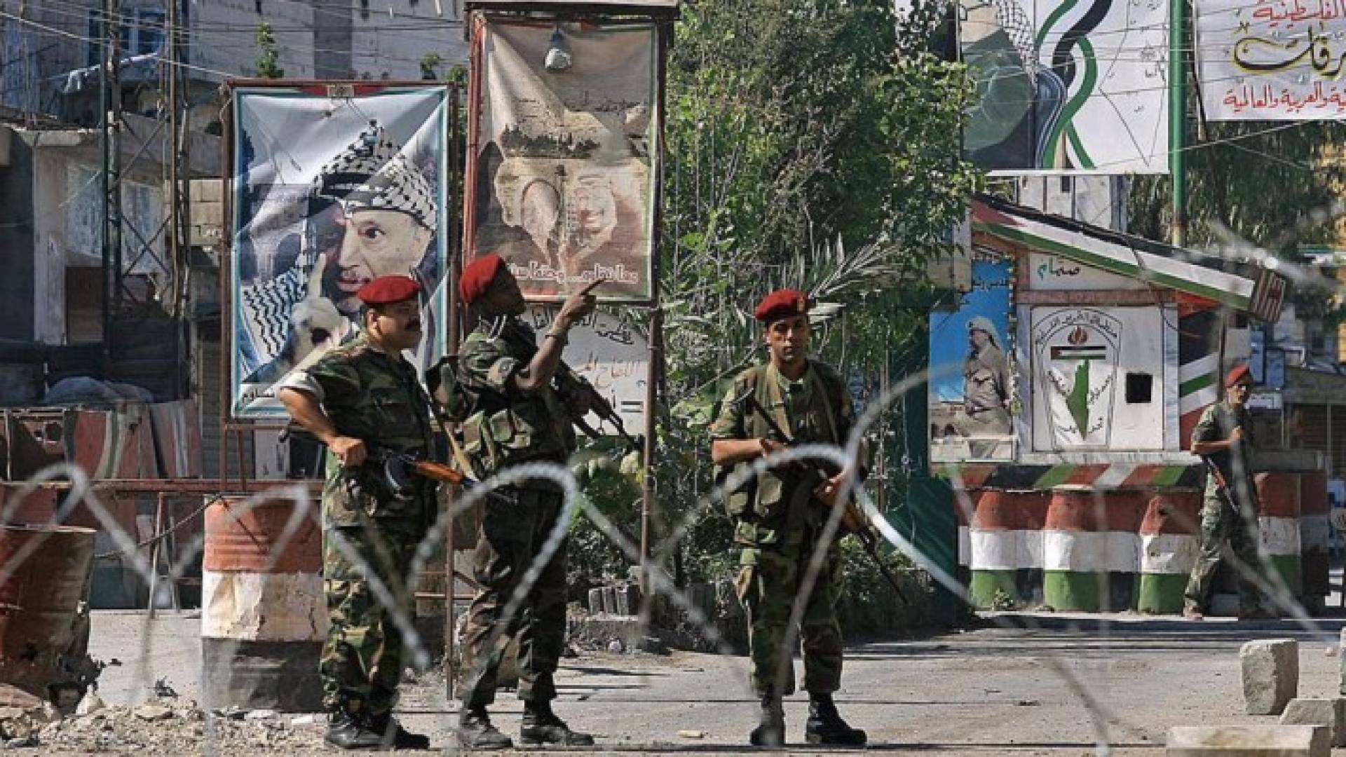 يقع مخيم عين الحلوة جنوبي لبنان