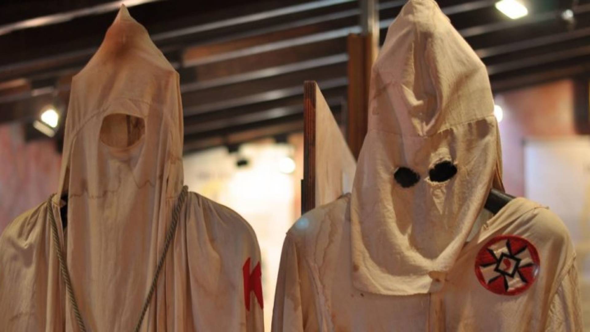 عناصر من جماعة "كو كلوكس كلانط التي تؤمن بالتفوق الأبيض ومعاداة السامية والعنصرية ومعاداة الكاثوليكية