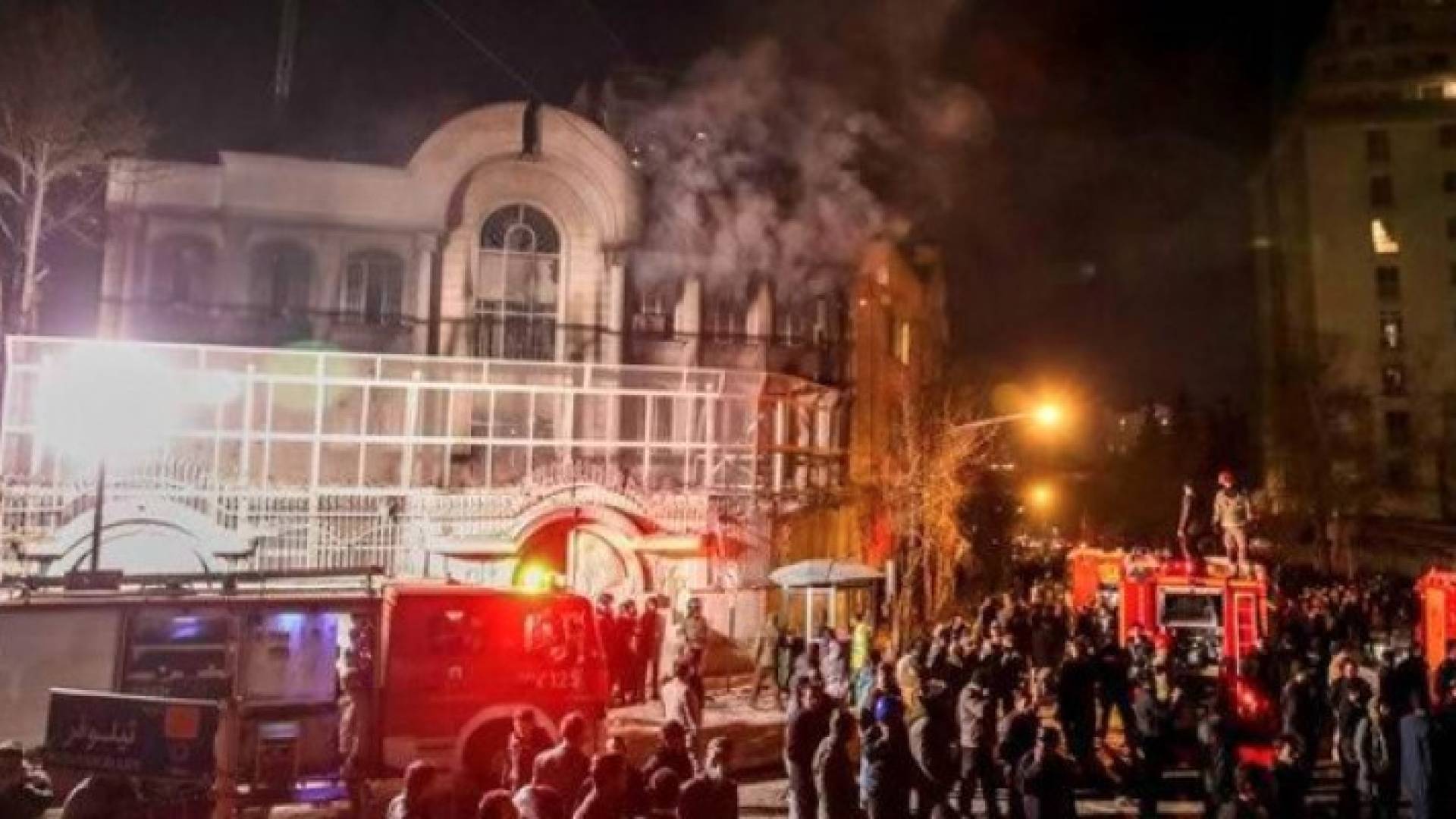 مشهد من اقتحام وحرق السفارة السعودية في طهران
