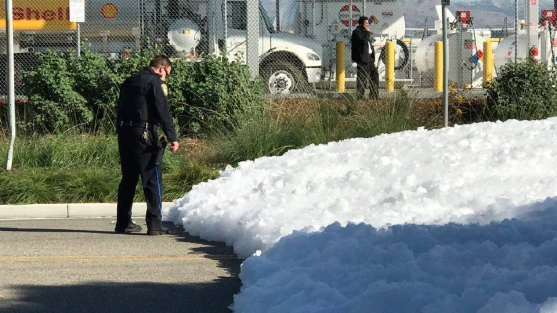 رغوة بيضاء اجتاحت شوارع كاليفورنيا