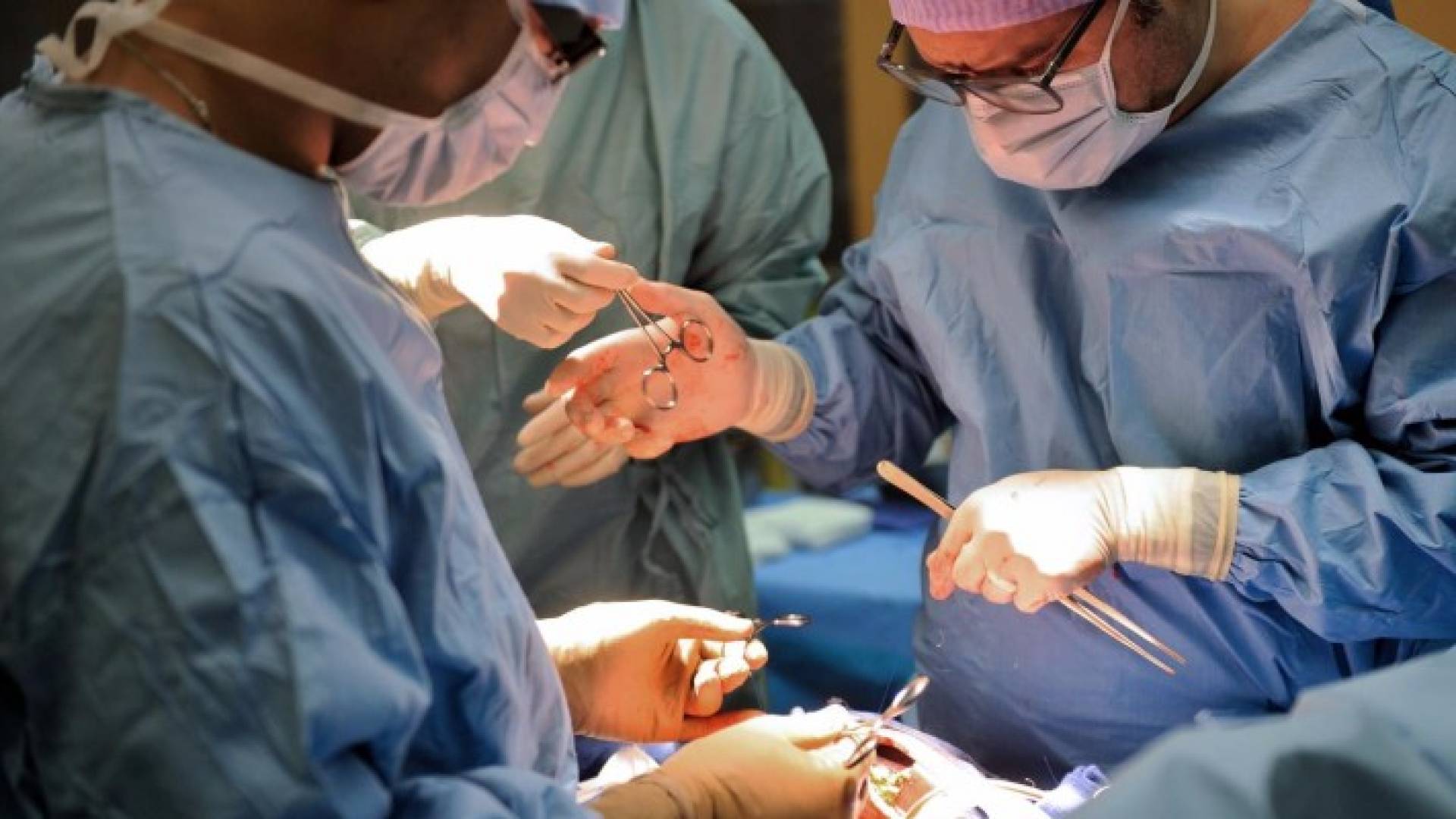 أطباء يجرون عملية جراحية 