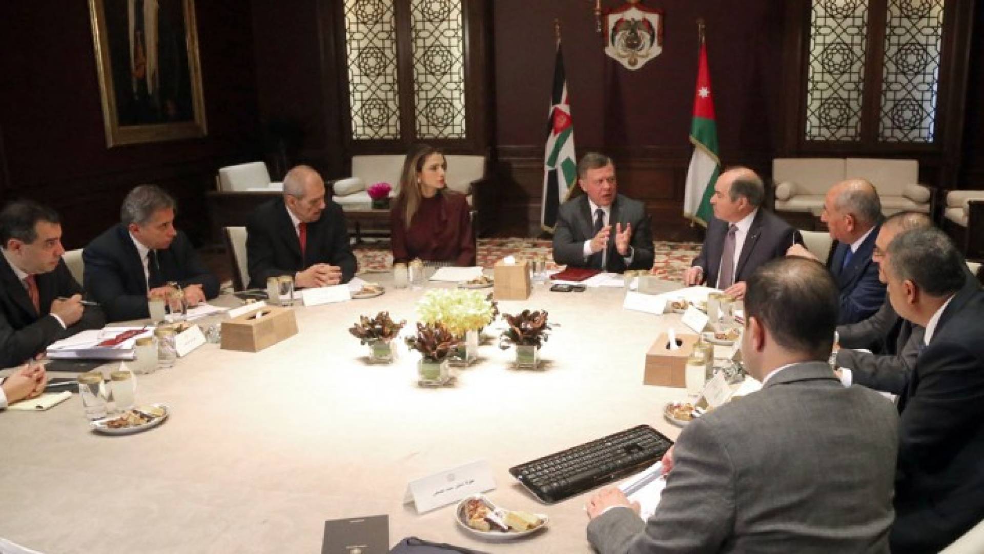 الملك خلال الاجتماع