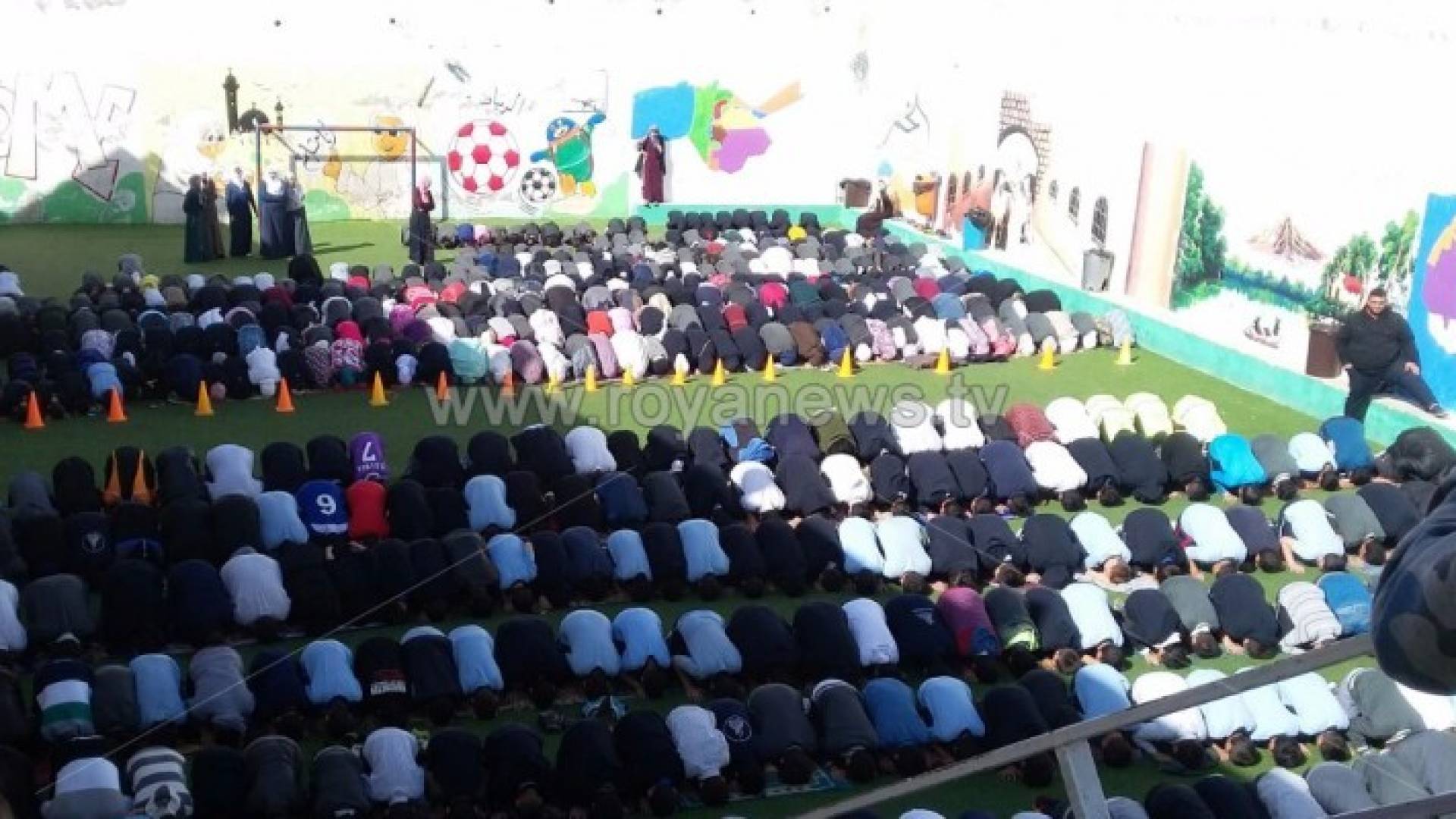 طلبة يؤدون صلاة الاستسقاء 