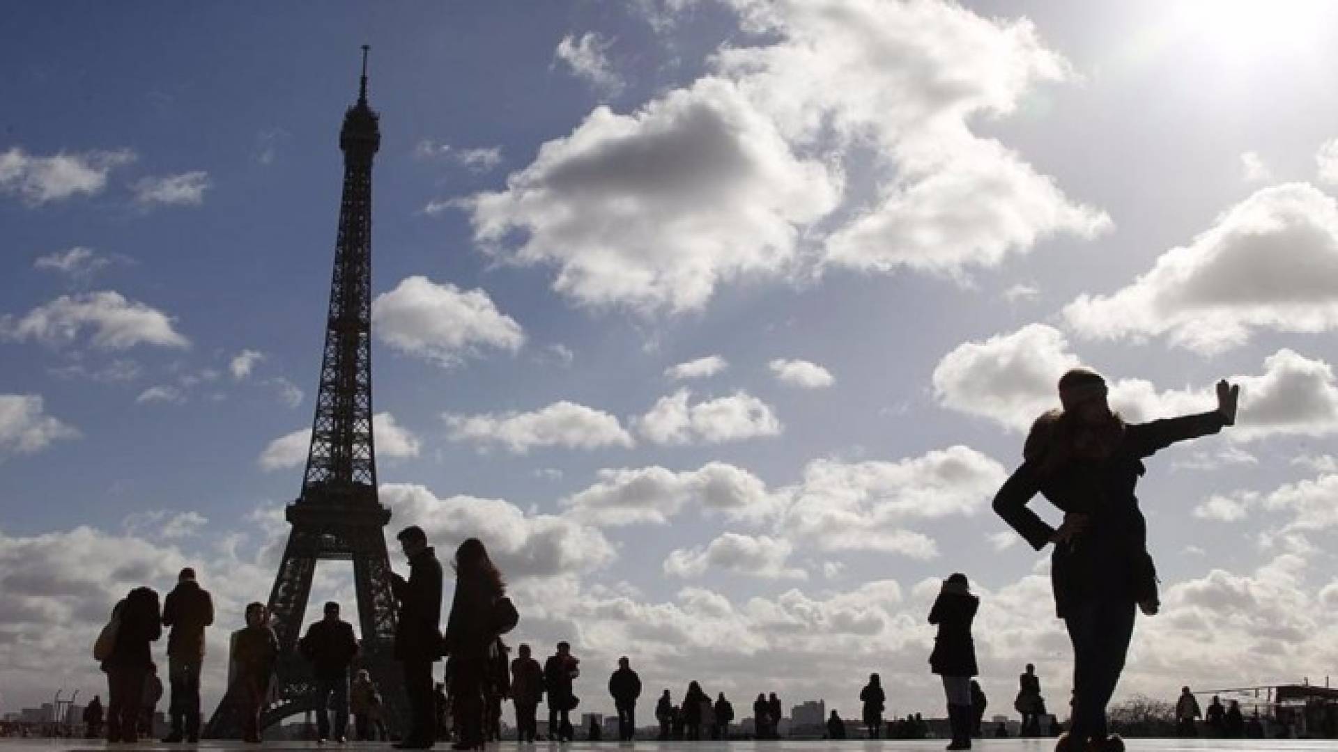 سياح قرب برج إيفل في باريس
