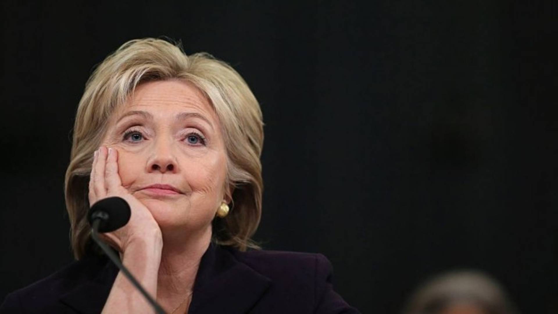 استخدمت كلينتون حين كانت وزيرة للخارجية خادما خاصا بدل حساب حكومي آمن