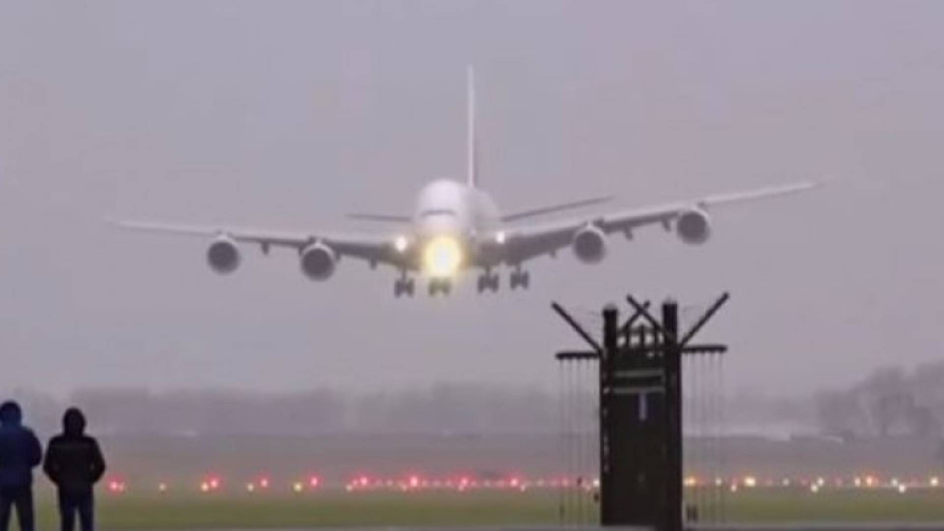 هبوط الطائرة الاماراتية