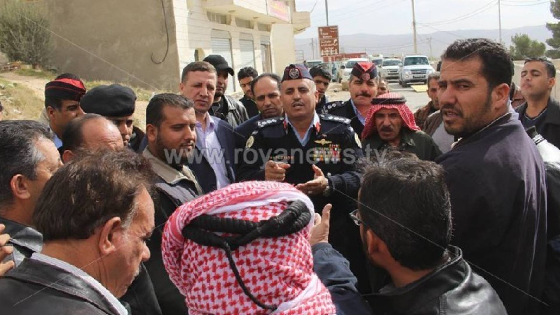 وقفة احتجاجية لأهالي بلدة العين البيضاء جنوب محافظة الطفيلة 