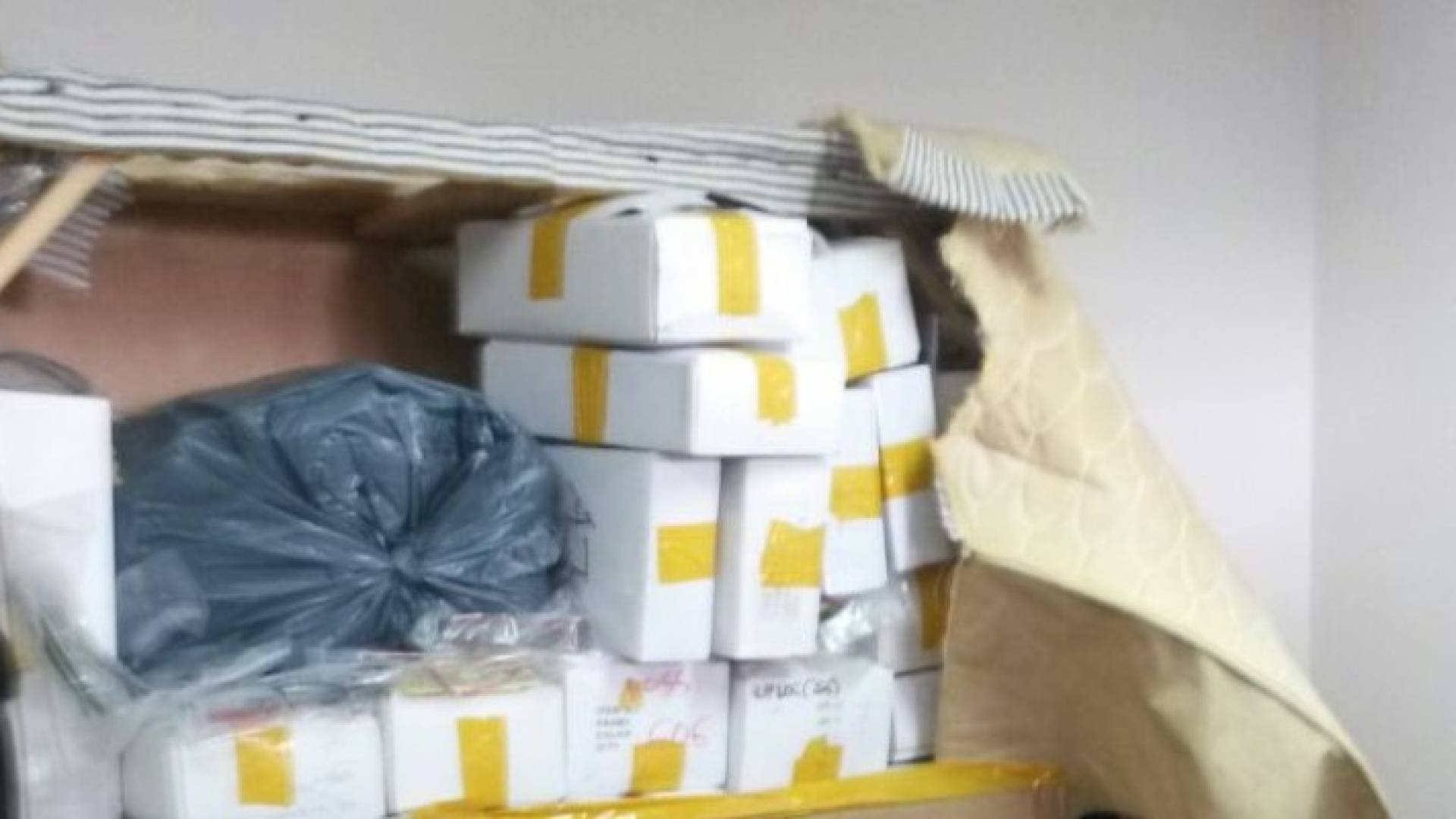 الإطارات كانت مخبأة بصورة احترافية داخل إحدى الفرشات 