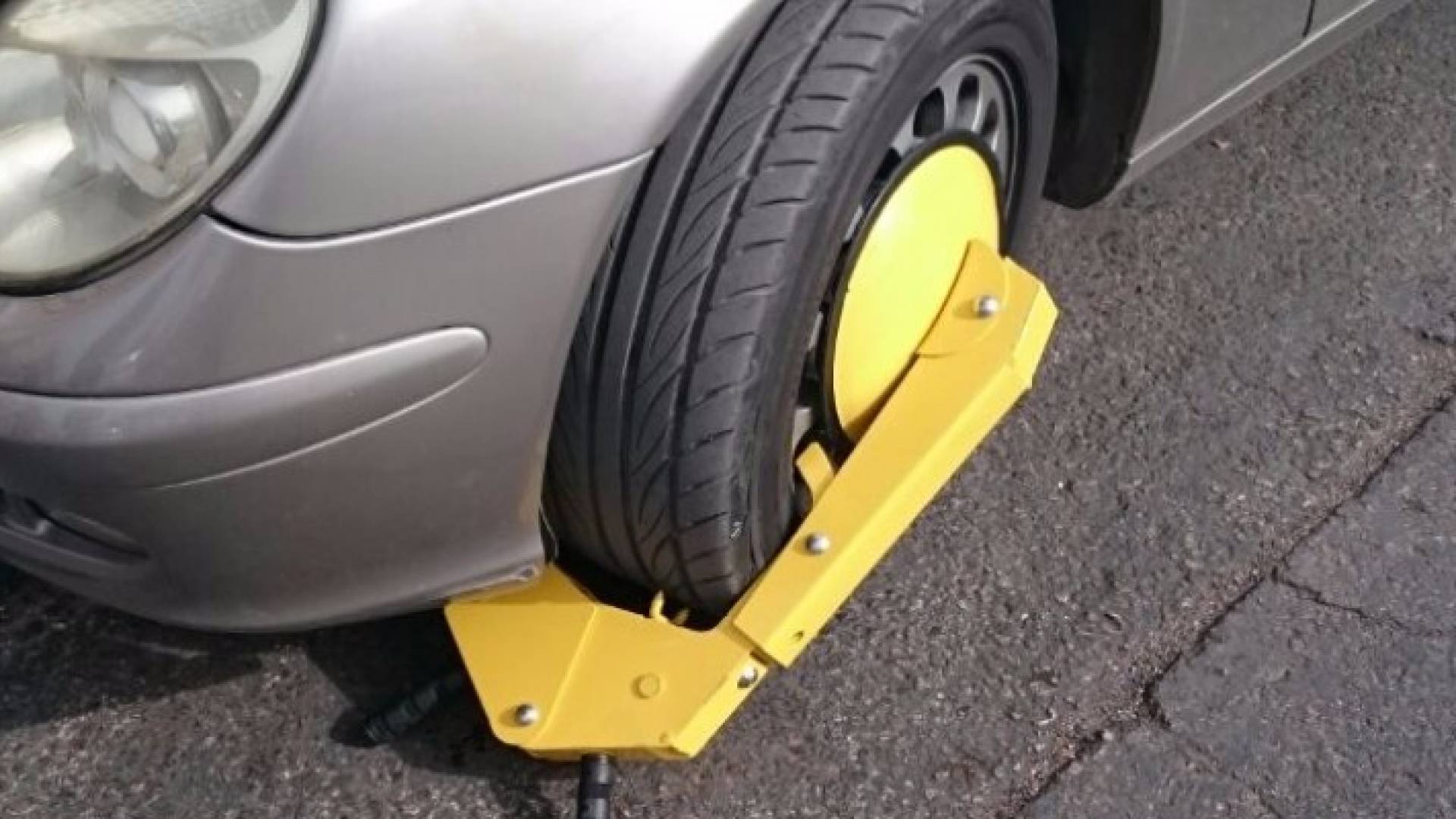 وضع الاقفال على المركبات المخالفة 