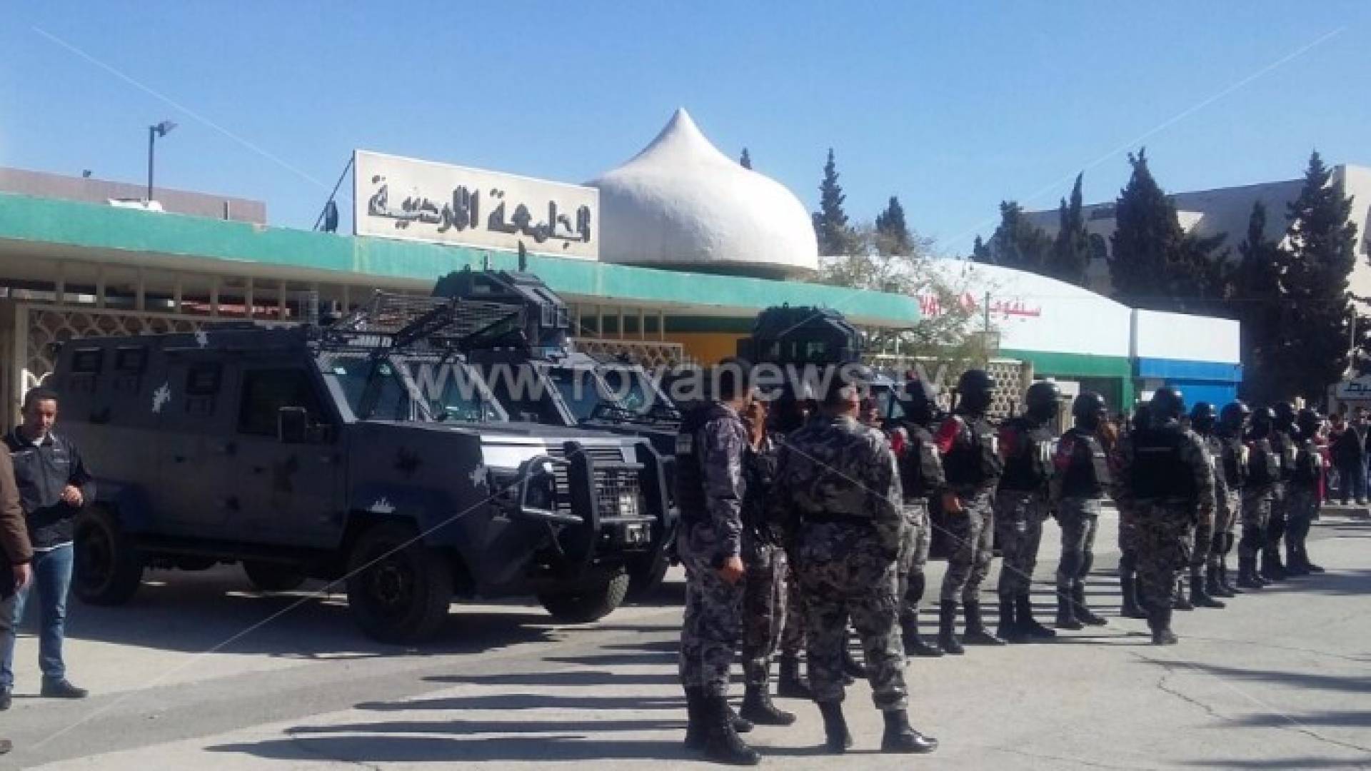 تواجد الأمن أمام بوابة الجامعة الأردنية 