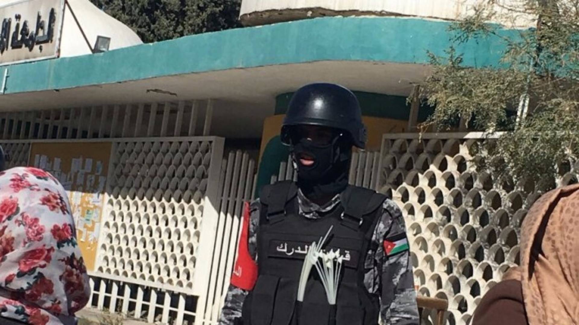 أحد عناصر الأمن أمام بوابة الجامعة الأردنية 