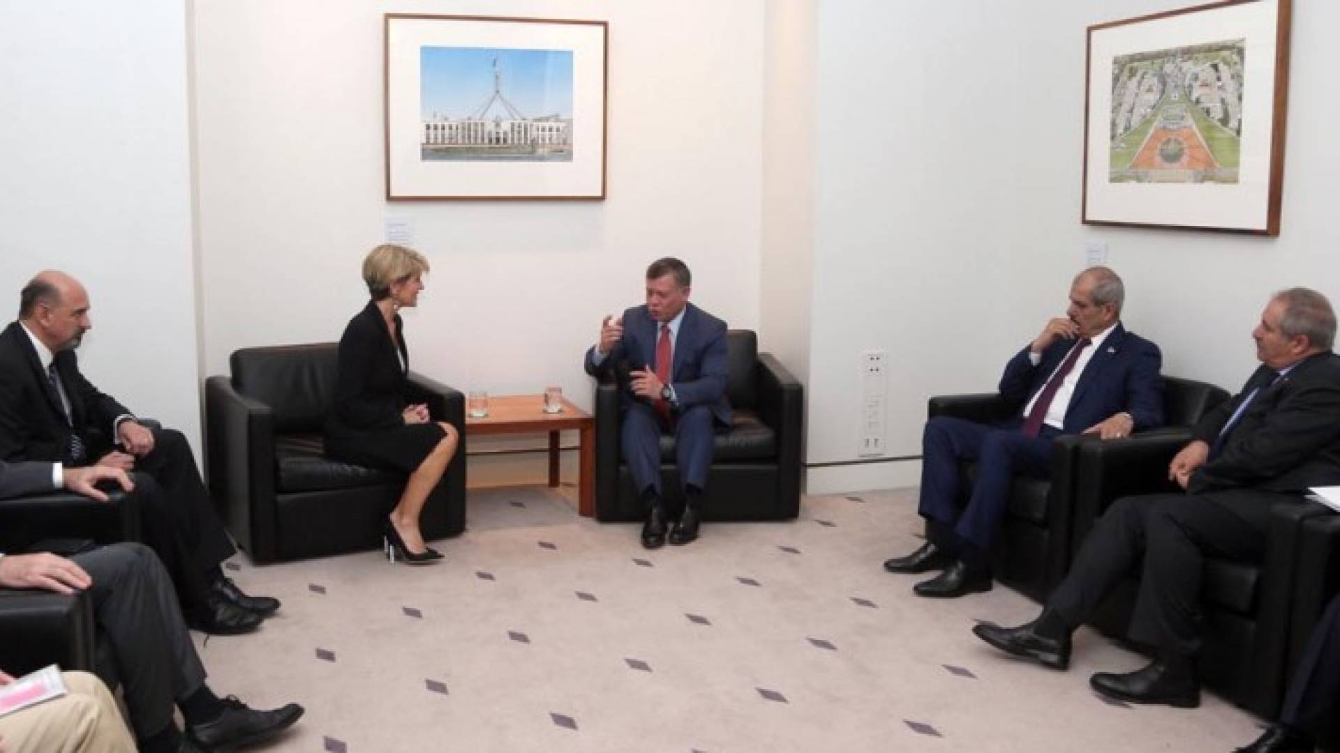 الملك خلال اللقاء