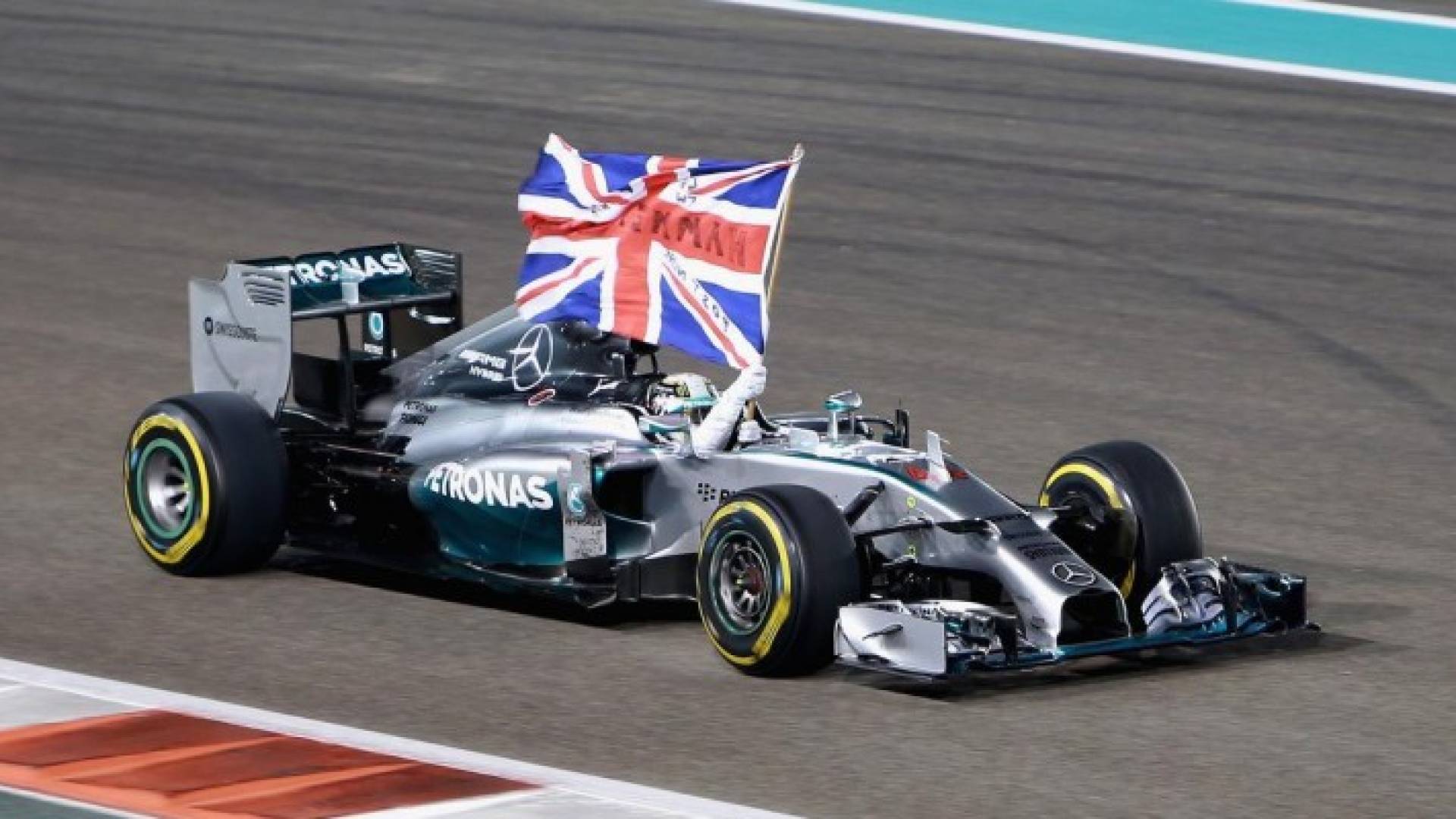 هاميلتون أنهى تجارب السبت في المركز الأول