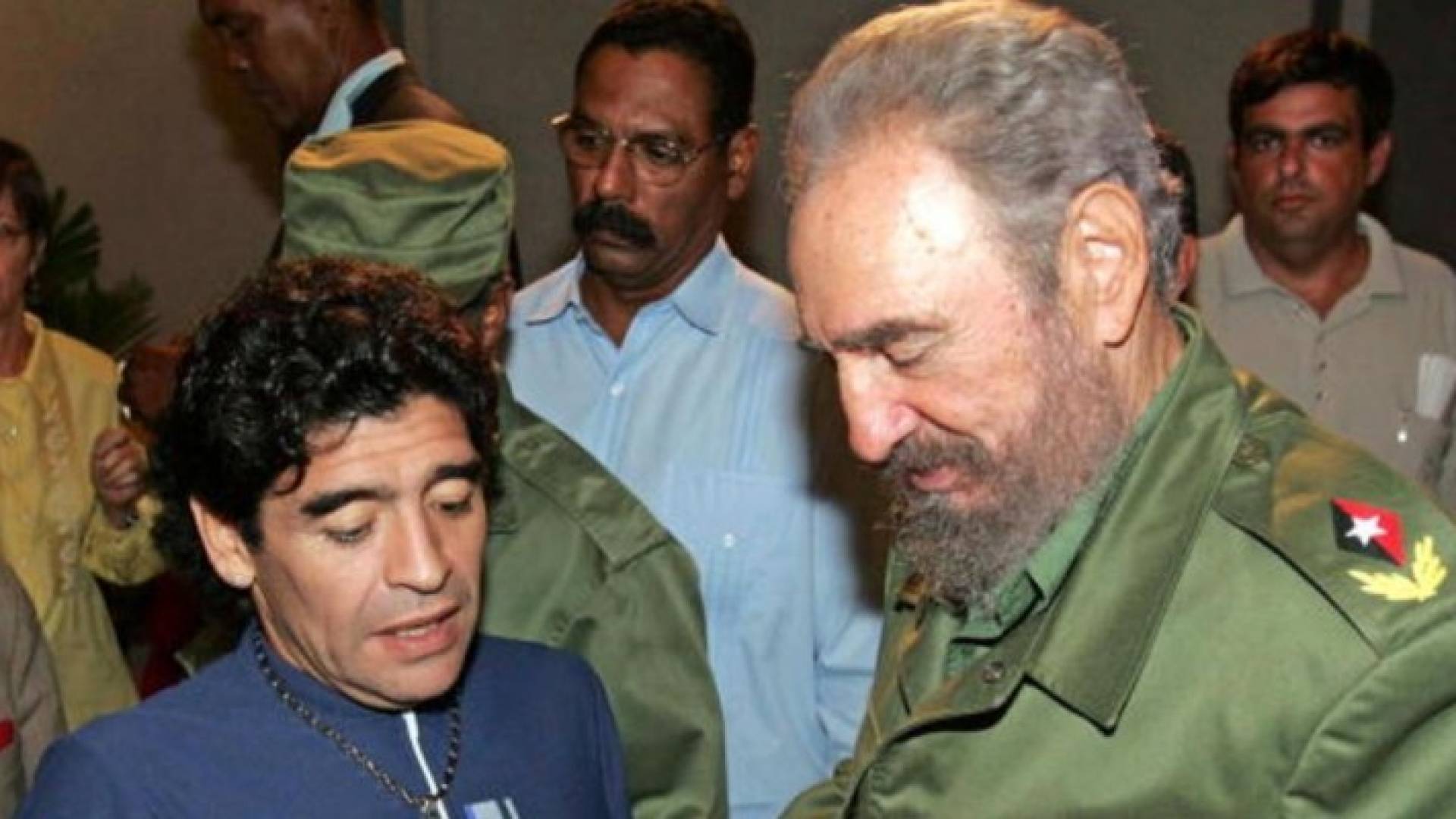  مارادونا متحدثا إلى كاسترو