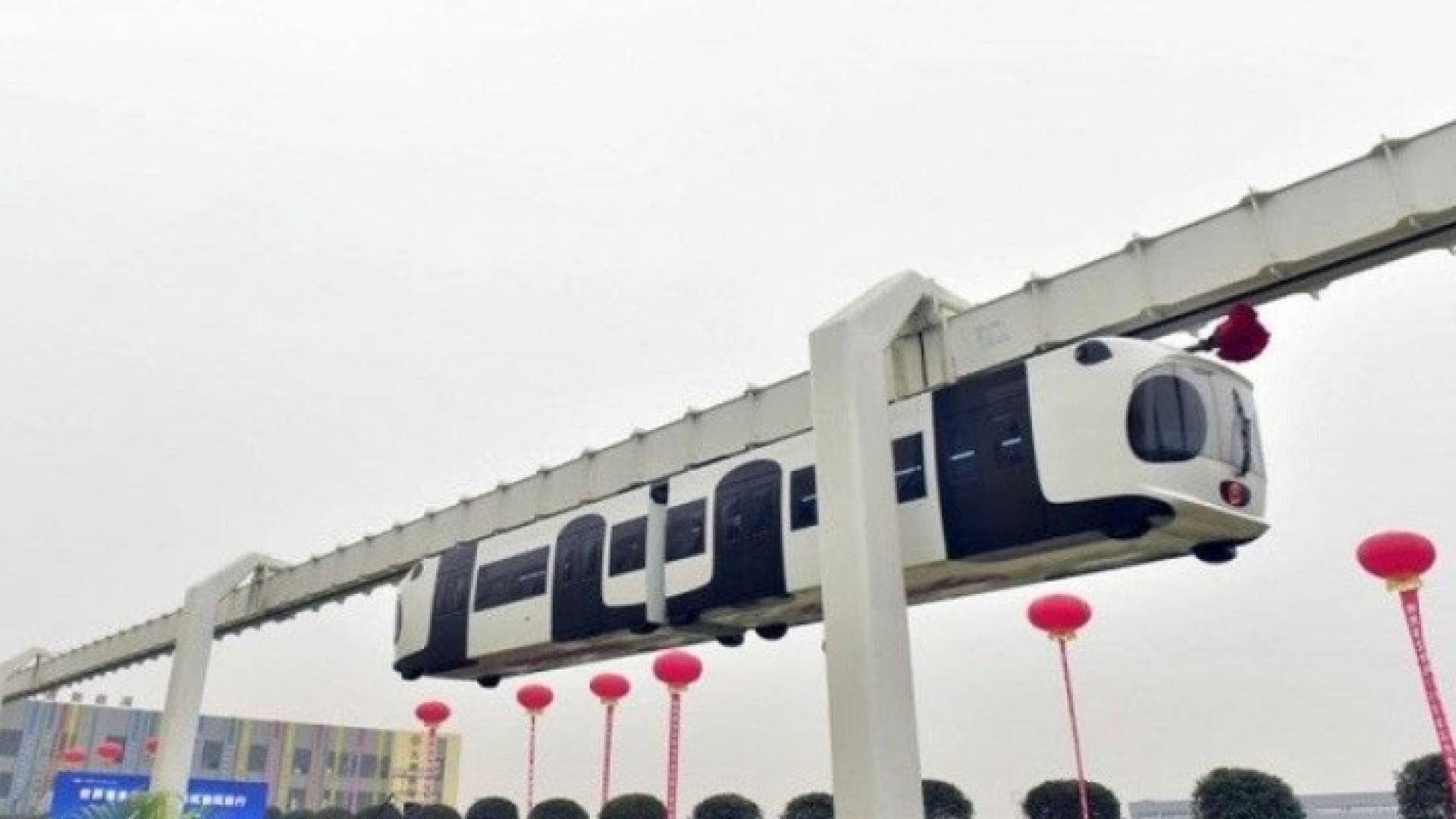 أول قطار معلق في العالم يعمل بالطاقة المتجددة