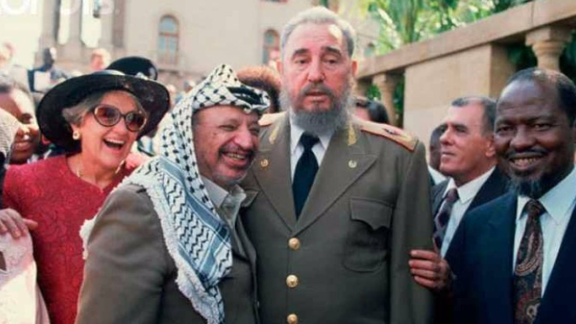 الرئيس الفلسطيني الراحل ياسر عرفات ورئيس كوبا السابق فيديل كاسترو