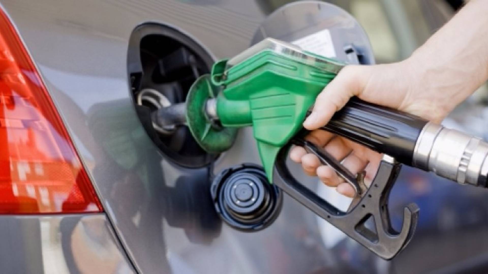 عامل يقوم بتعبئة الوقود في إحدى المركبات