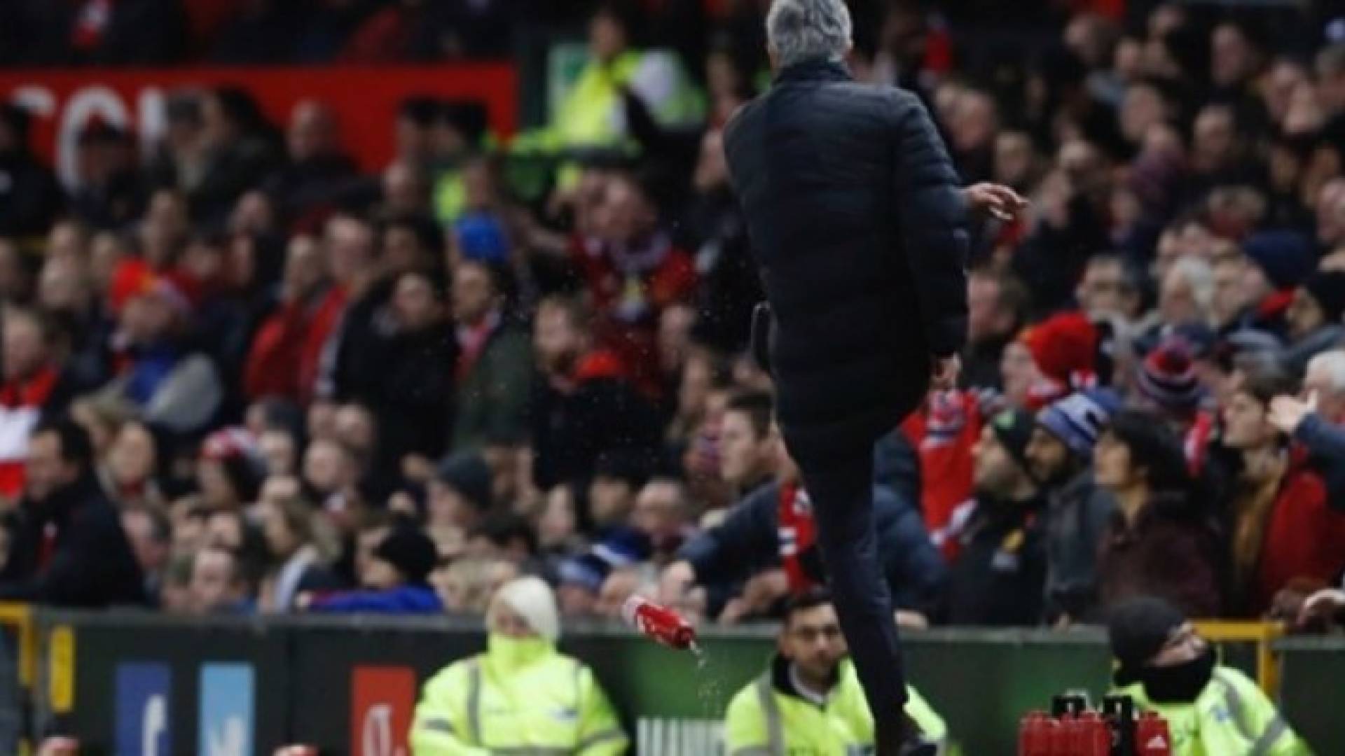  جوزيه مورينيو يركل قارورة ماء 