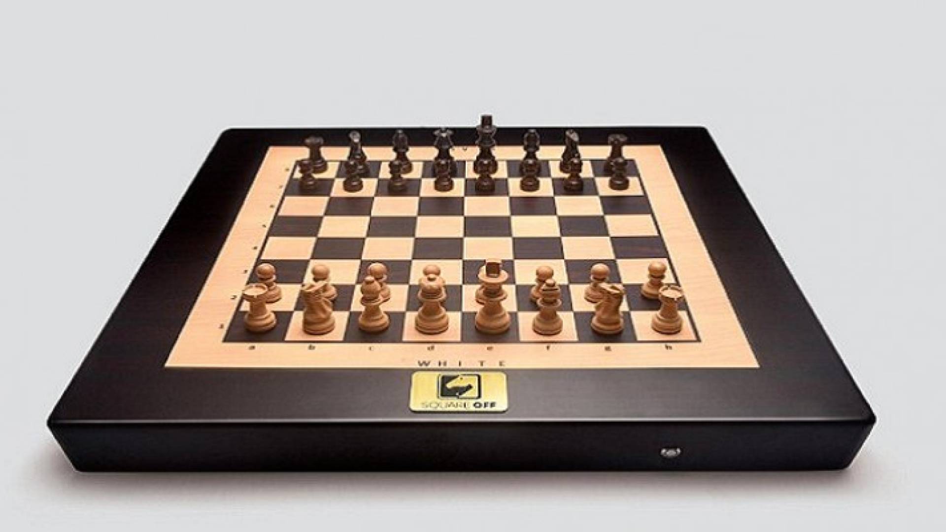 لوحة شطرنج ذكية تتحرك أحجارها ذاتيا