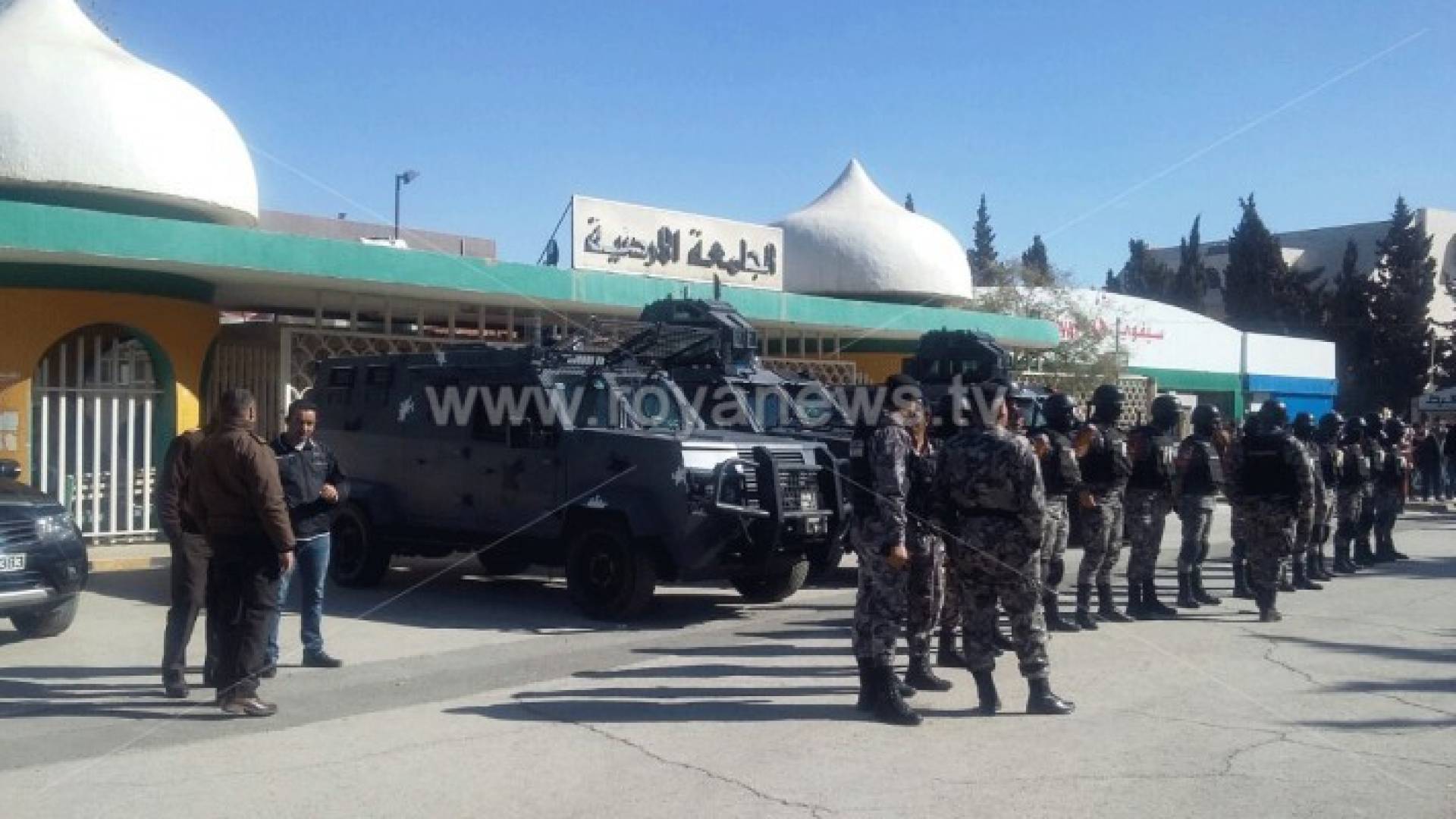 أفراد من الأمن أمام بوابة الجامعة الأردنية 