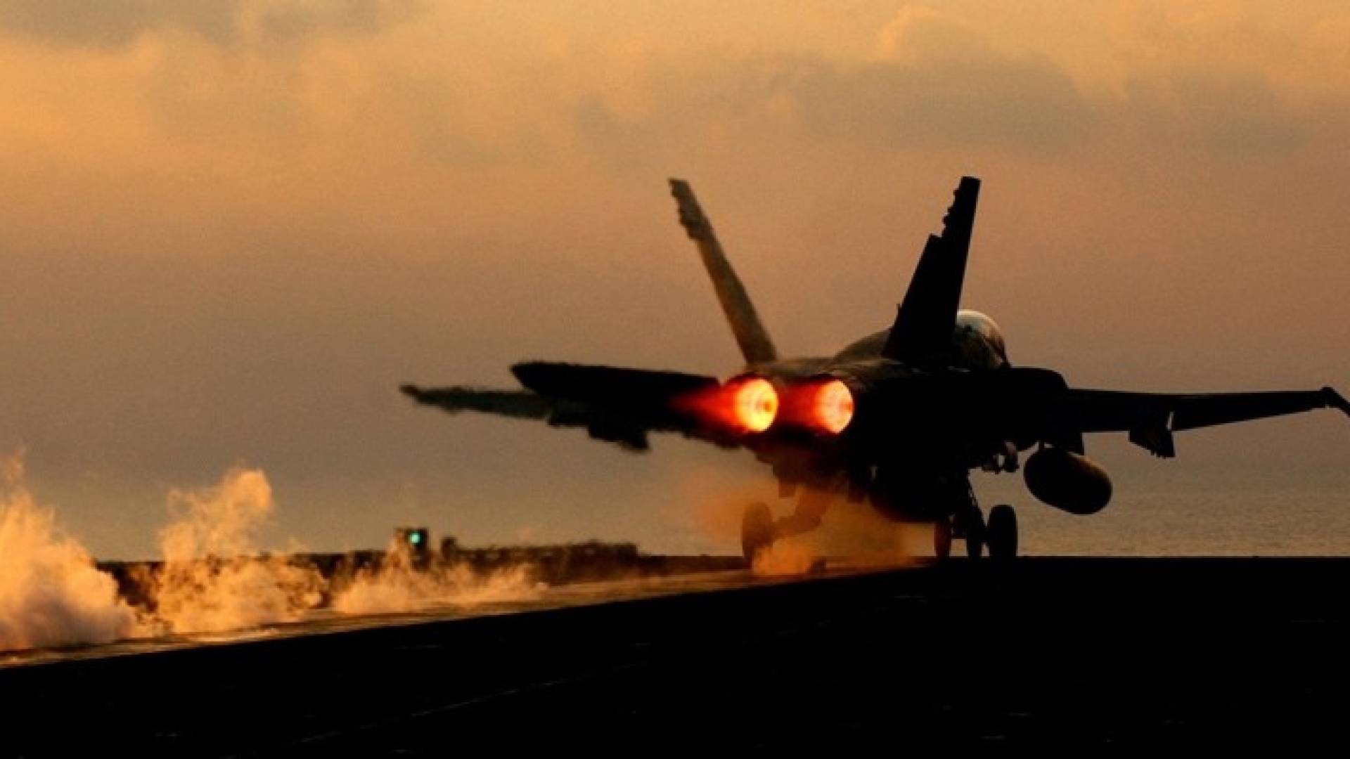 المقاتلة f18 خلال اقلاعها