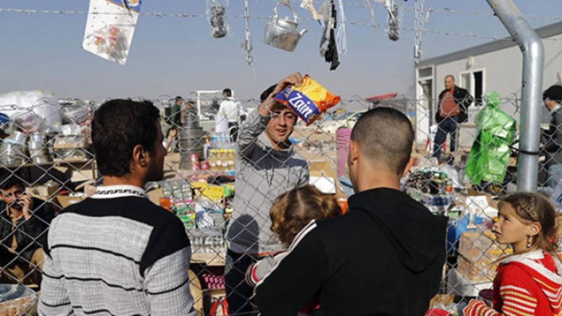 فتى يبيع سلع غذائية بمخيم للنازحين جنوبي الموصل- (ا ف ب)