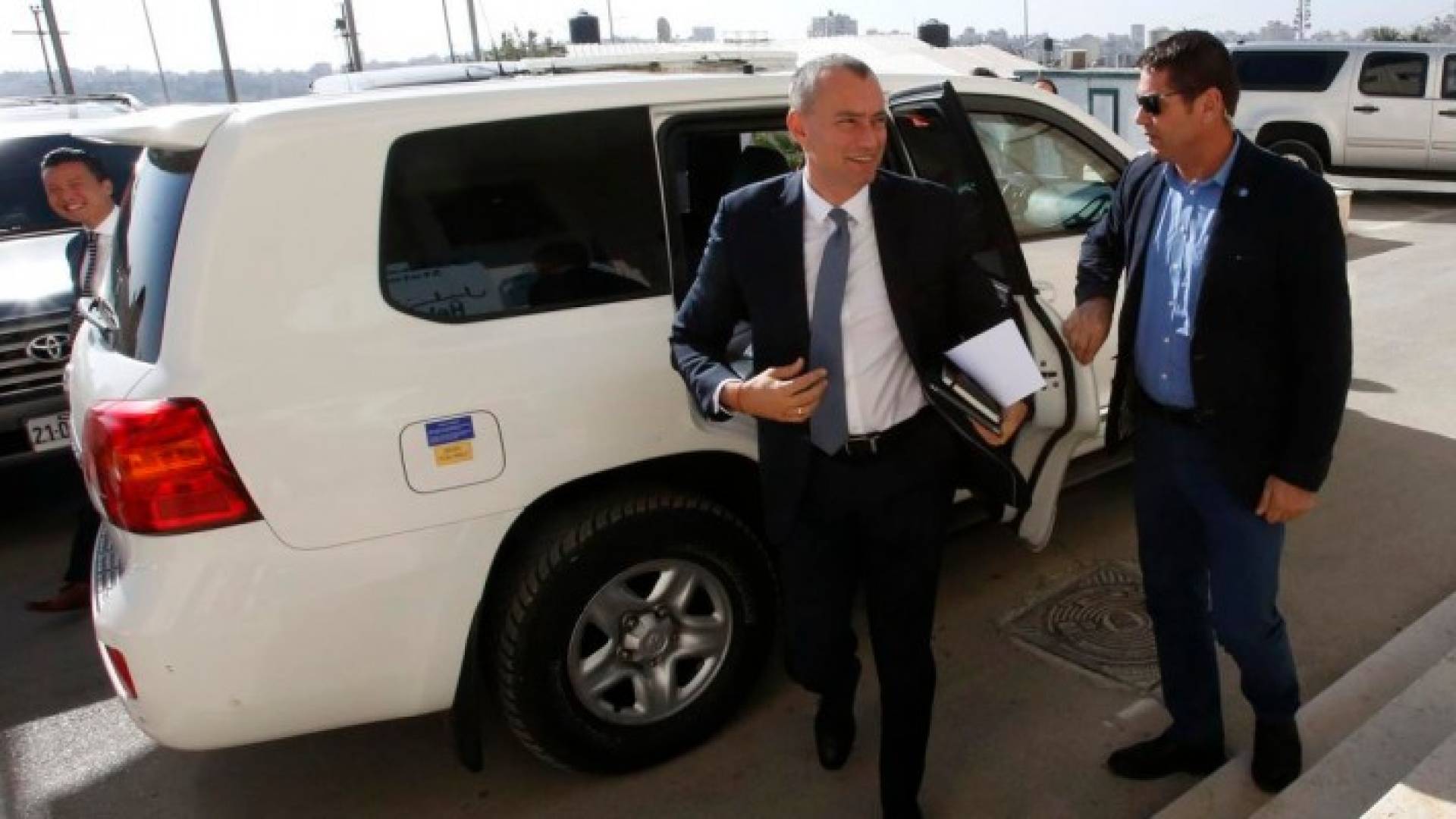  ملادينوف لدى وصوله إلى مدينة الخليل