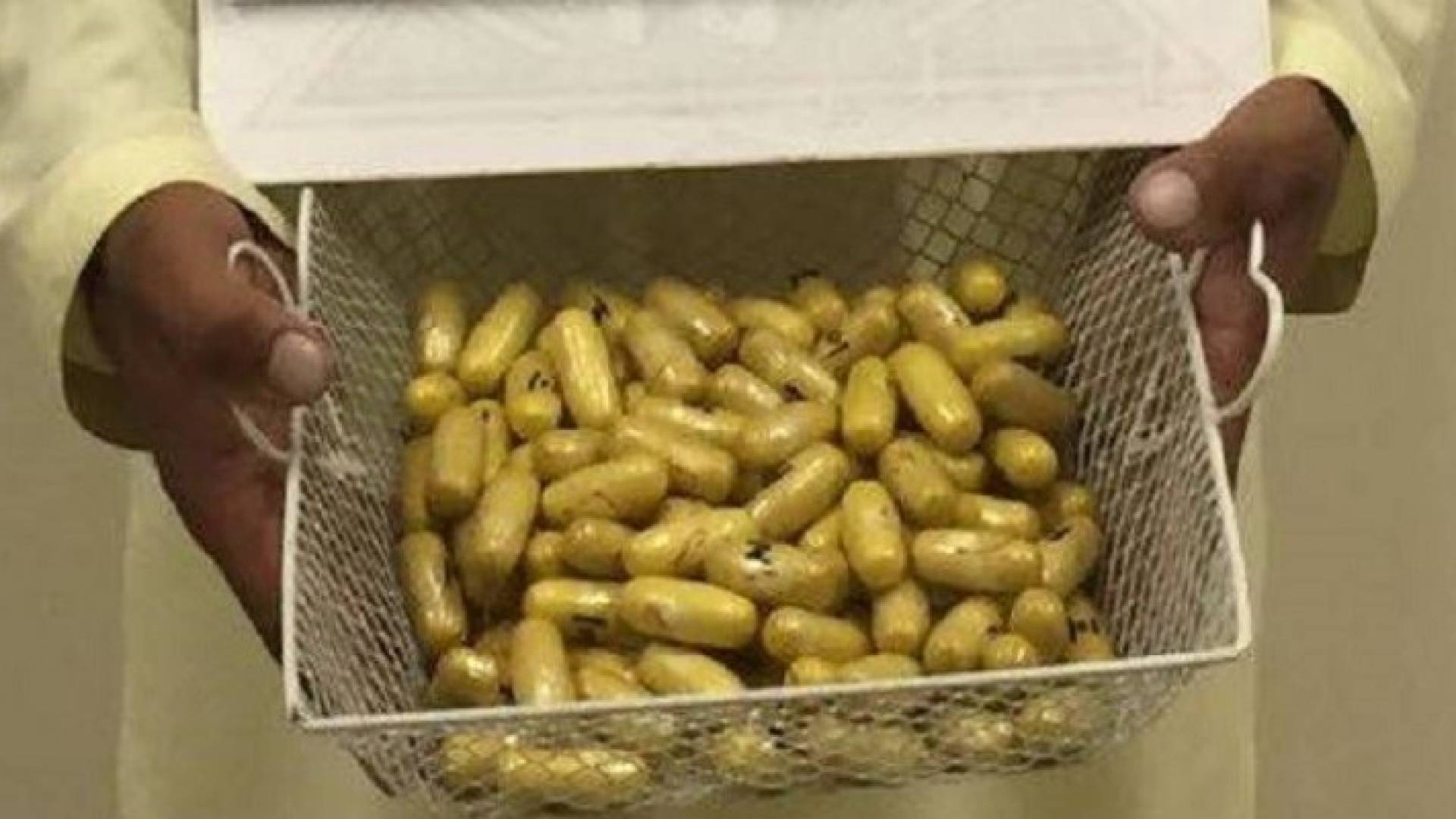 ضبط كيلوغرام من الهيروين داخل أحشاء مسافر بالرياض