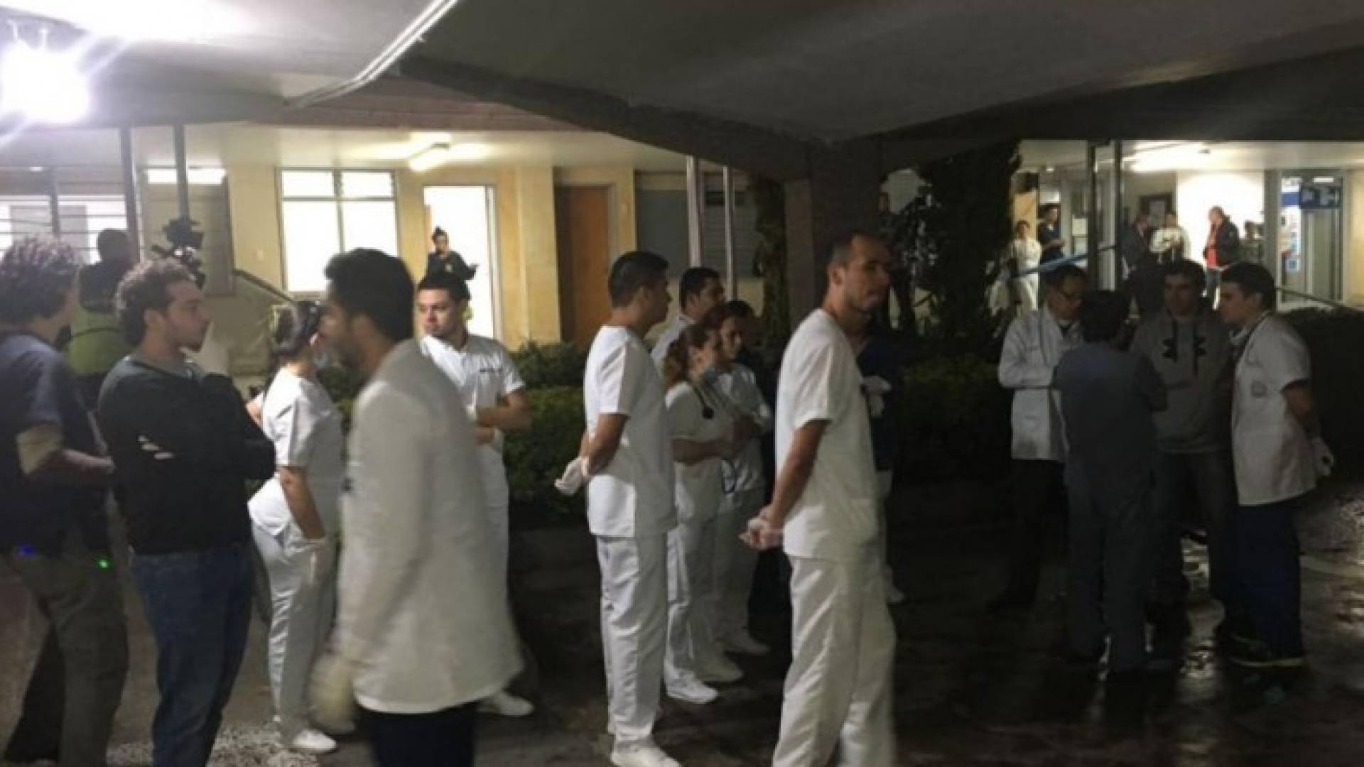 حالة من القلق والترقب بعد سقوط الطائرة التي كانت تقل 81 شخصا