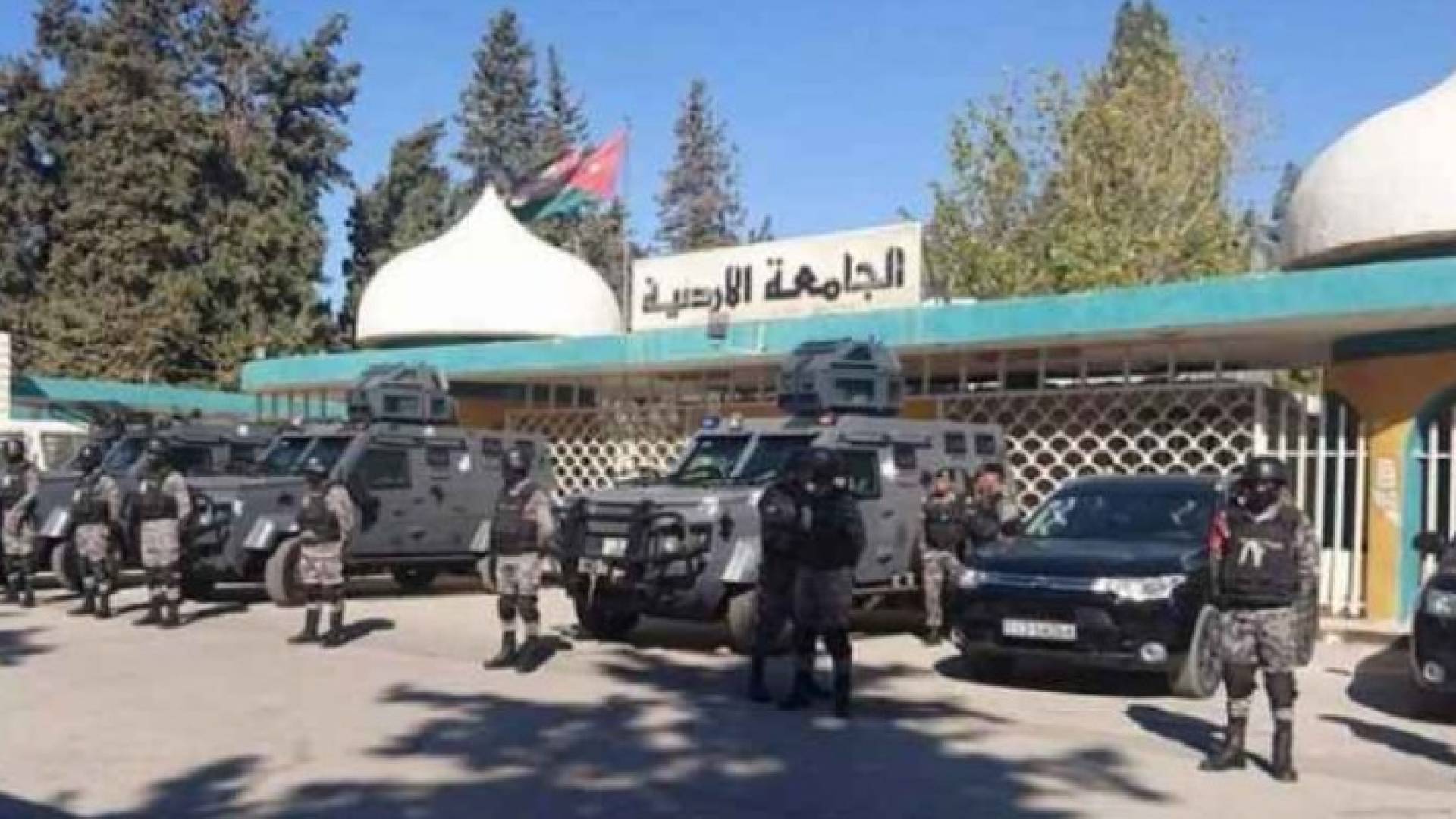 تواجد أمني أمام الجامعة خلال مشاجرة سابقة