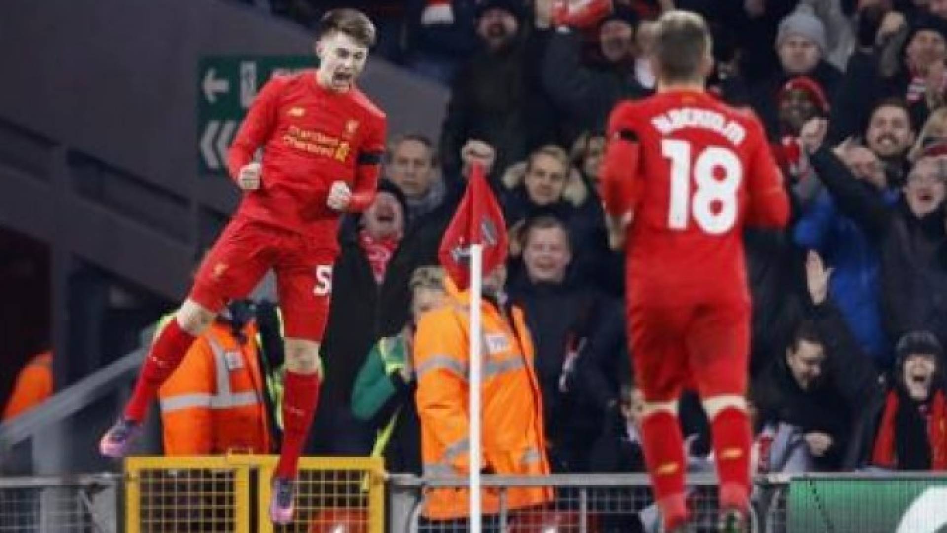 بن وودبيرن لاعب ليفربول يحتفل بعد تسجيل هدف في مرمى ليدز يونايتد 