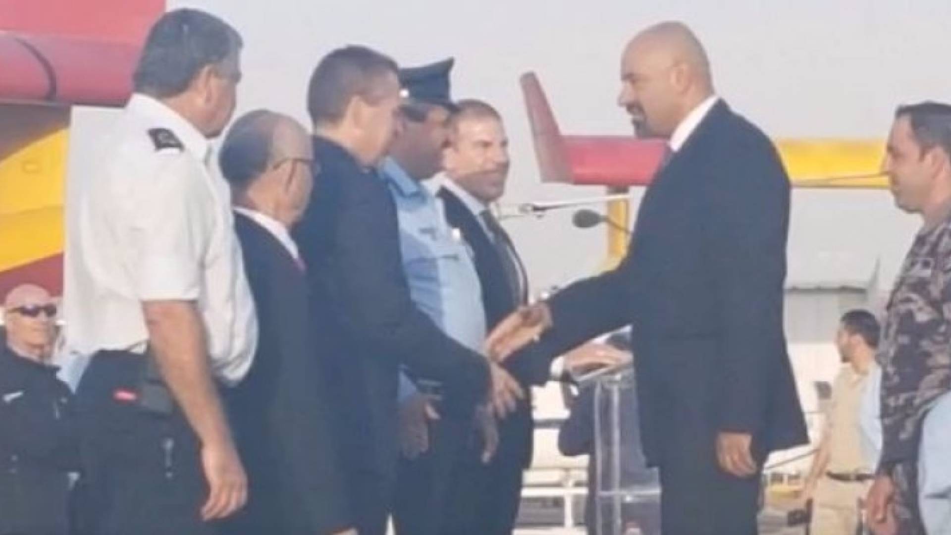 السفير الأردني في تل أبيب وليد عبيدات وطاقم الدفاع المدني خلال التكريم 