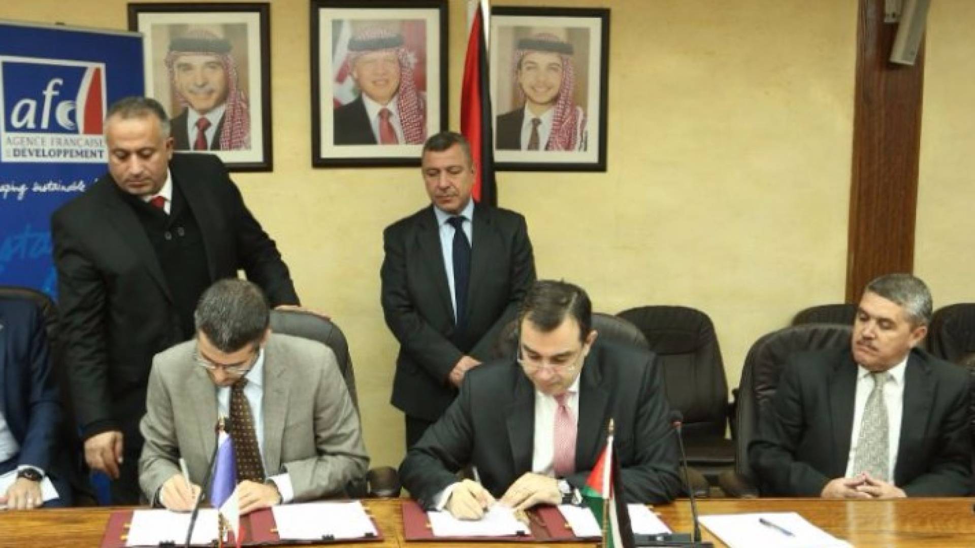 جانب من توقيع الاتفاقية 