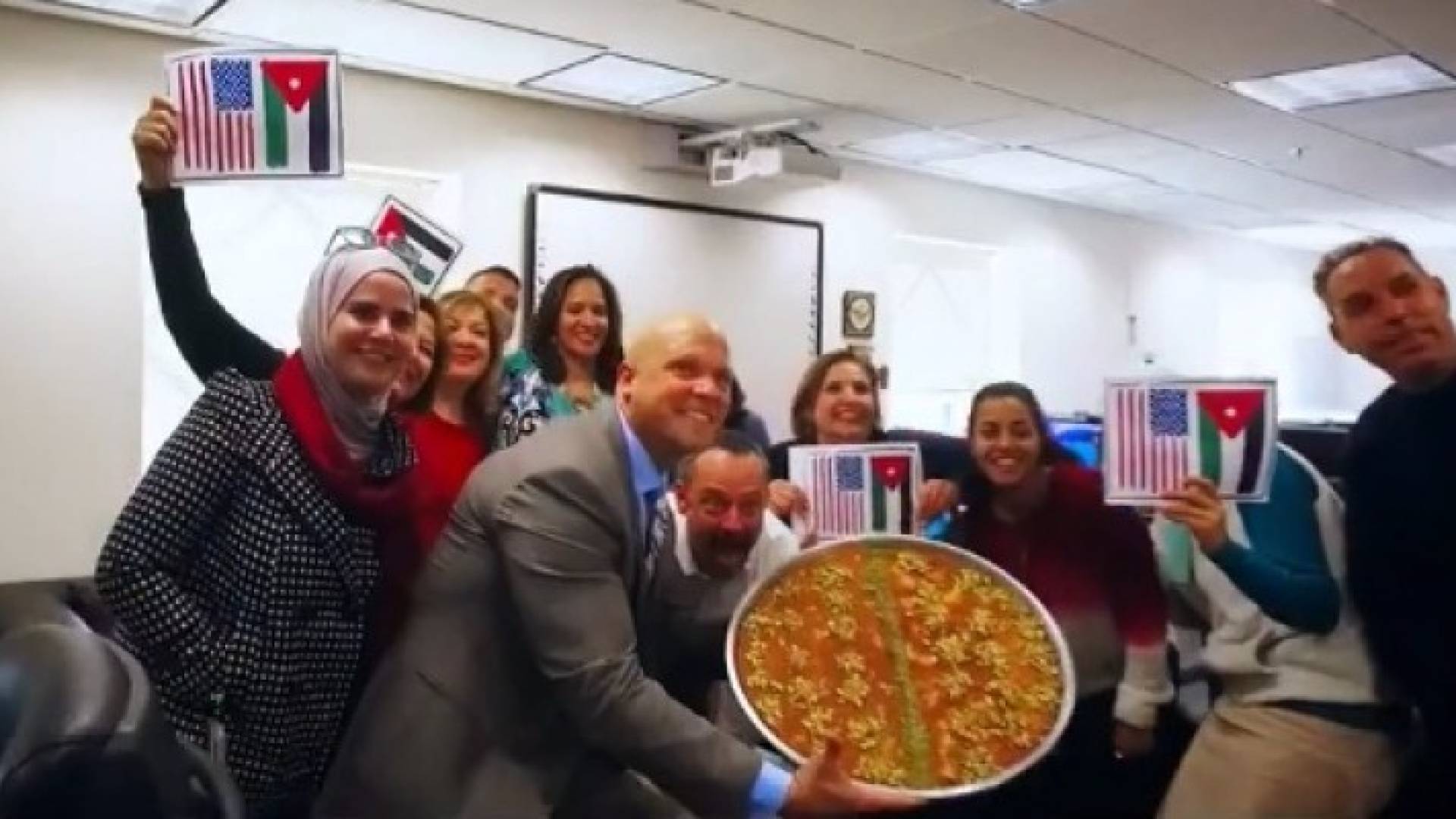 موظفو السفارة يحتفلون بوصول صفحة السفارة إلى 400 الف متابع