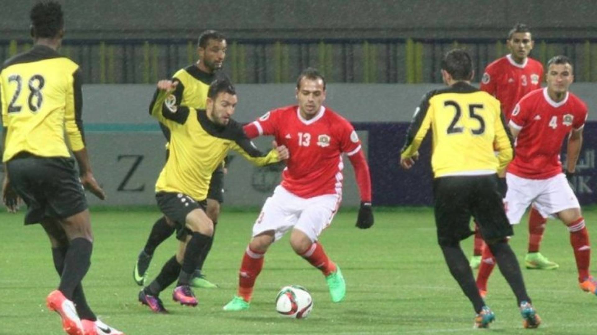 الجزيرة يتمسك بالصدارة وفوز صعب للوحدات على المنشية