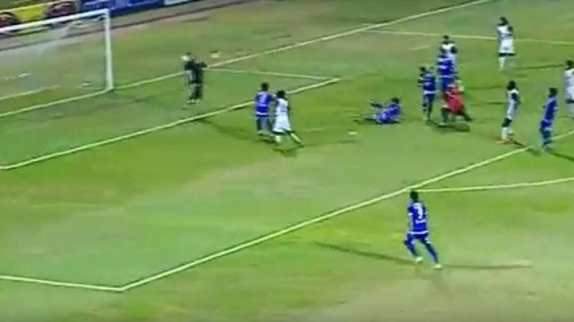 حكم "يسجل" هدفا ويحتسبه بالدوري المصري