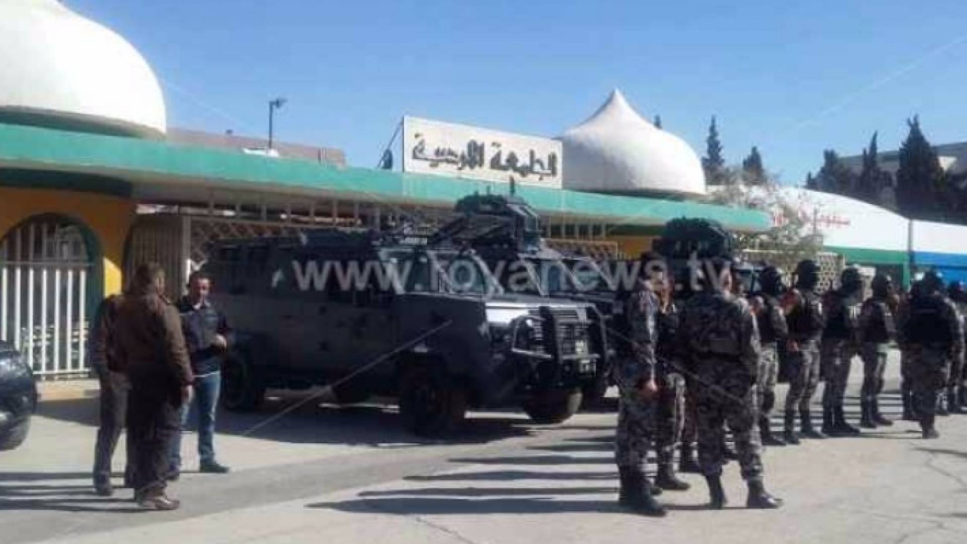 تواجد الأمن أمام بوابة الجامعة الأردنية - أرشيفية 