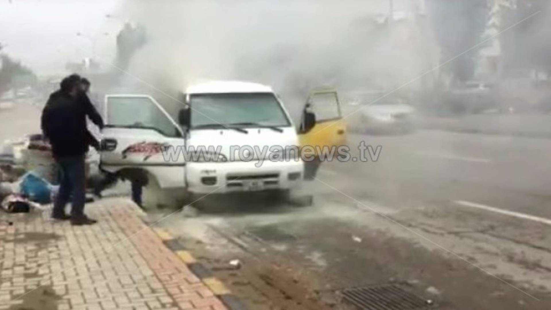 حريق باص ركوب صغير بالقرب من الدوار الثامن 