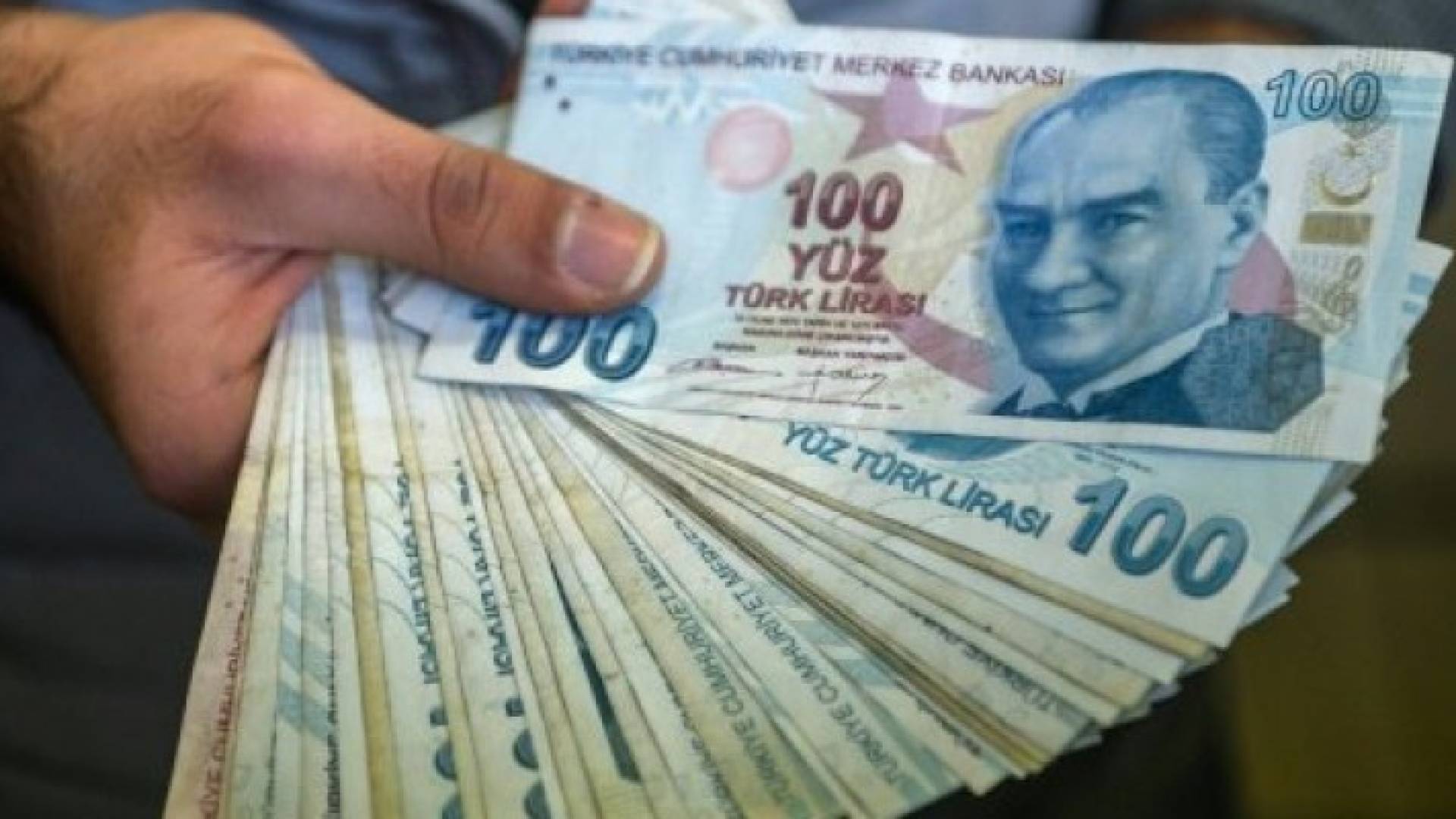 عملات ورقية من فئة 100 ليرة تركية 