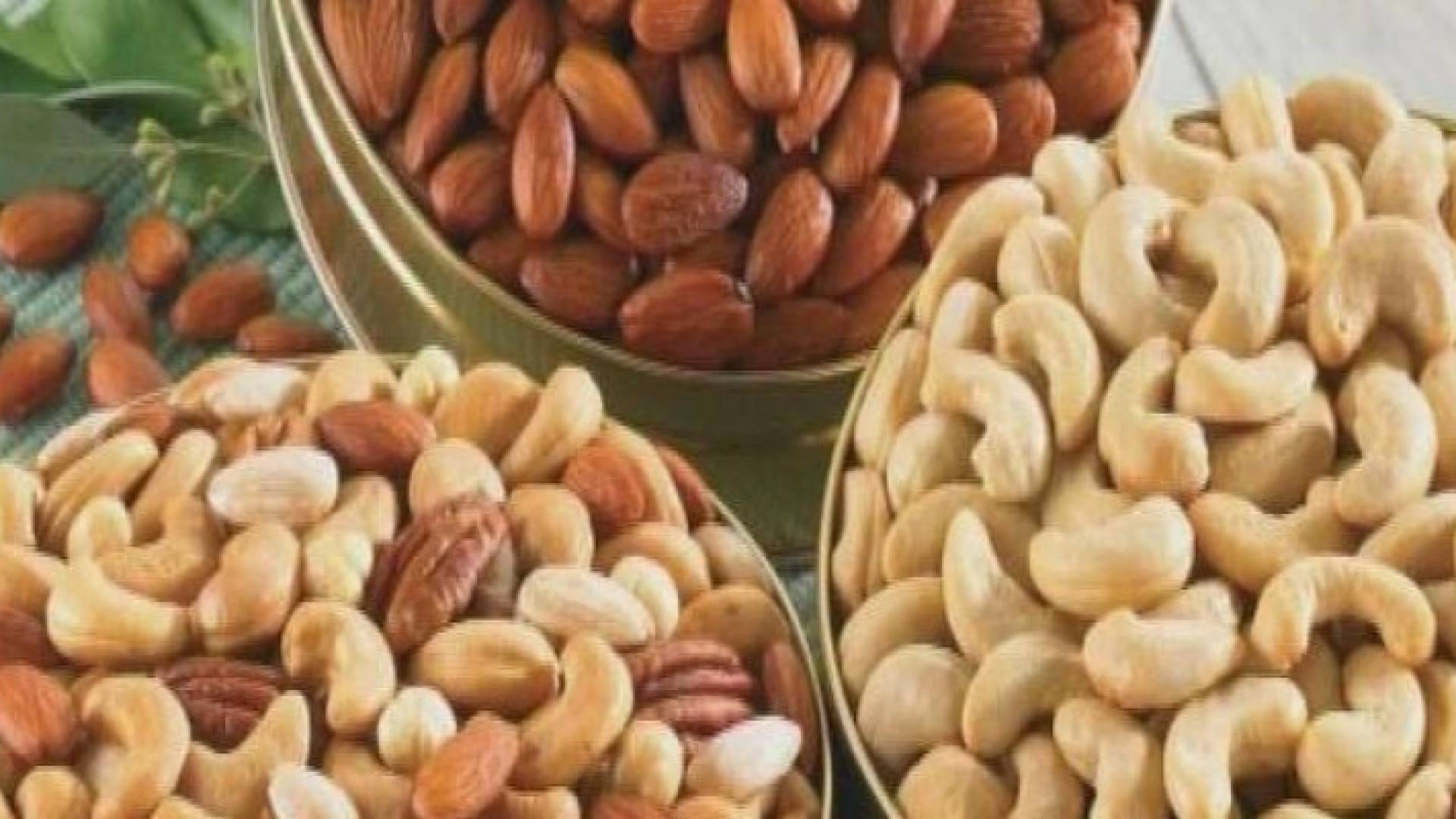 عد تناول المكسرات النيئة مثل اللوز والجوز وغيرهما بشكل منتظم من أفضل الطرق لزيادة الكوليسترول الجيد في الجسم